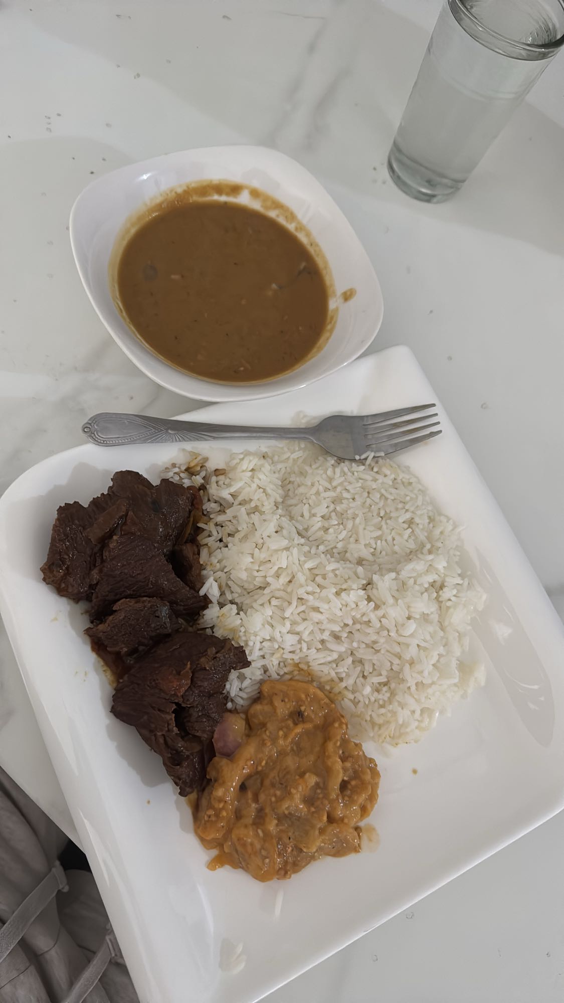 Carne con arroz y frijoles