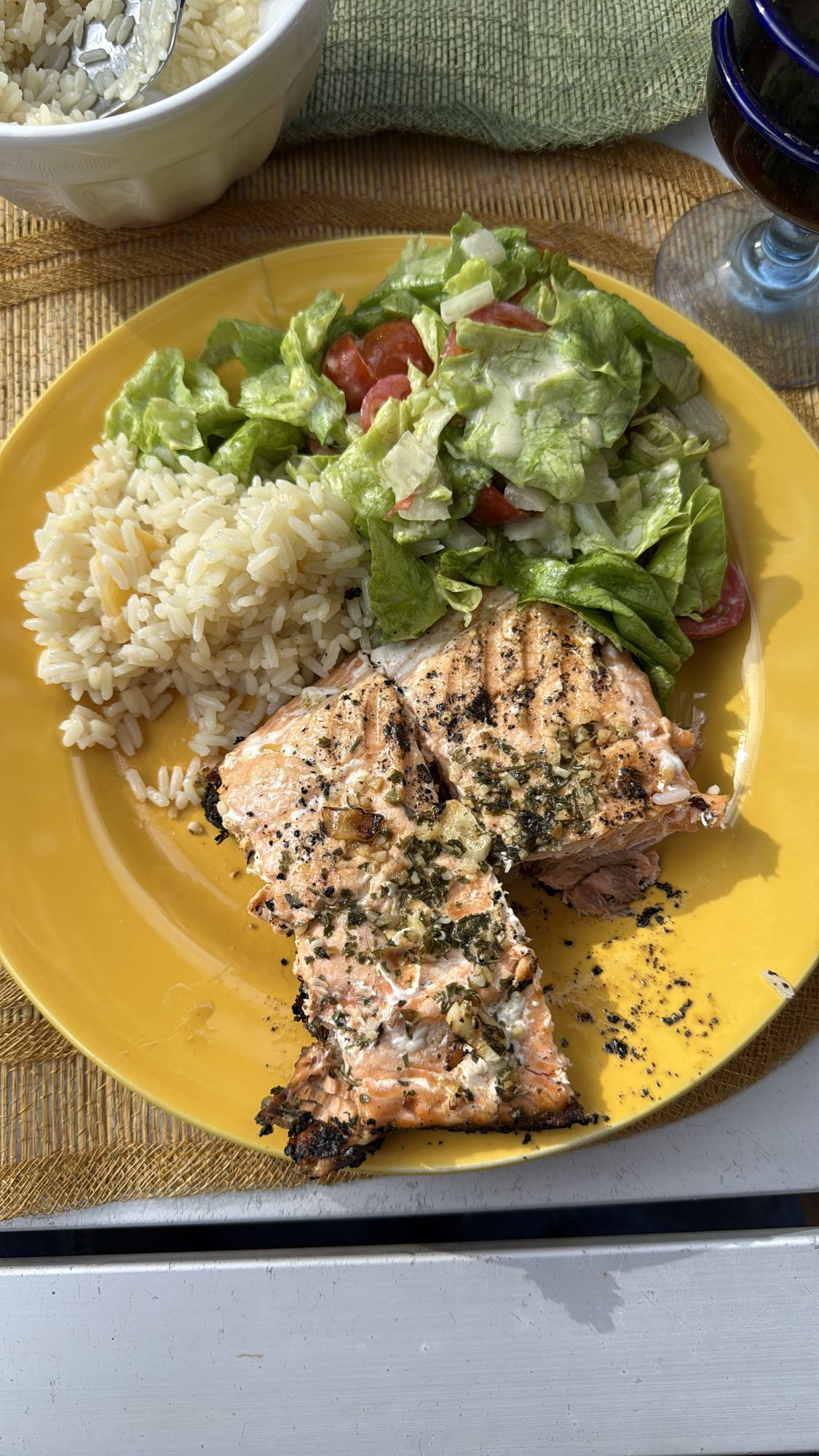 salmón con arroz y ensalada