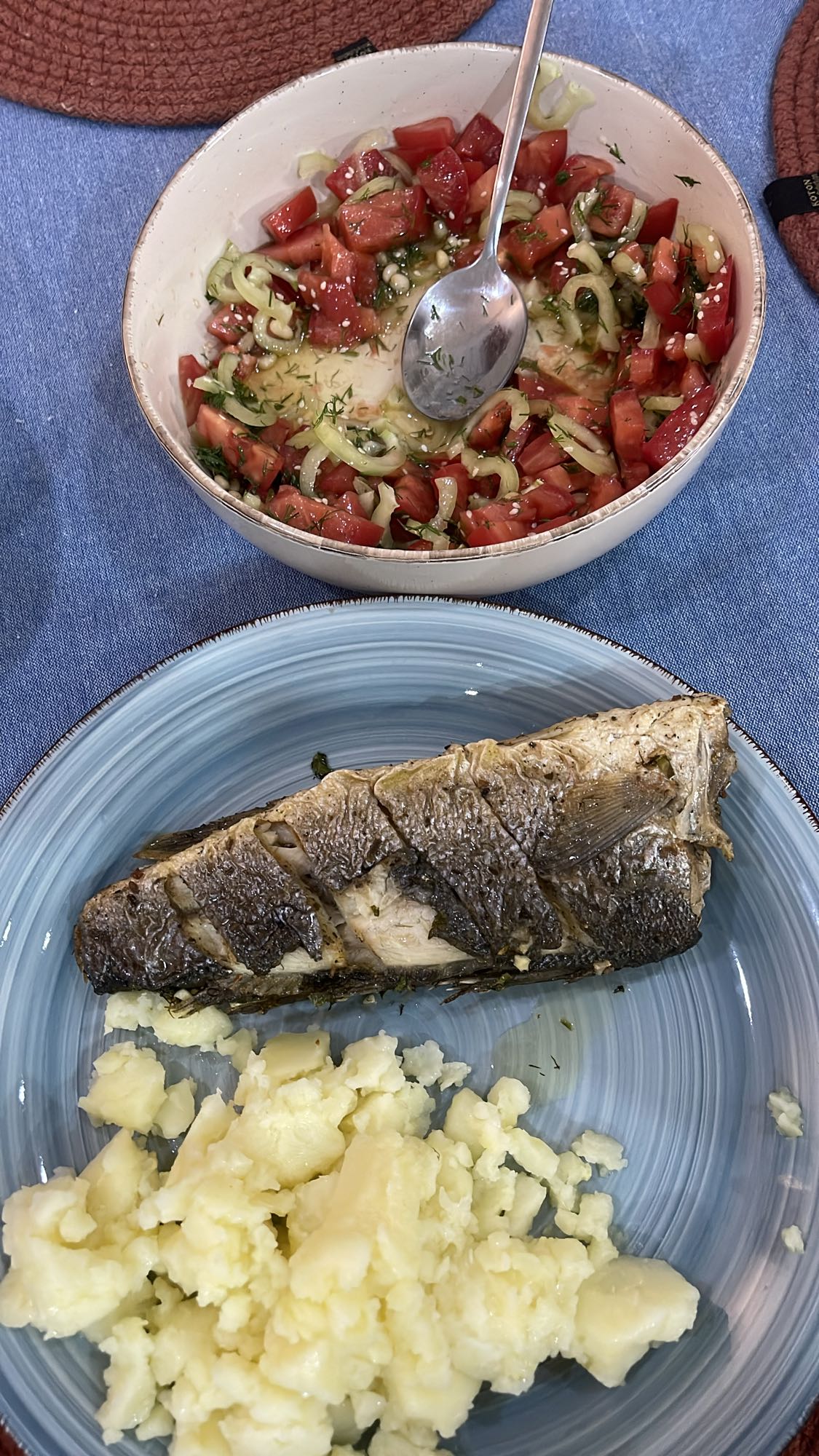 Рыба с картофелем и салатом