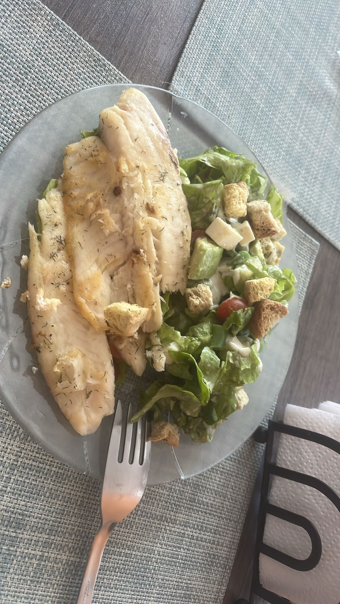 Pescado con ensalada