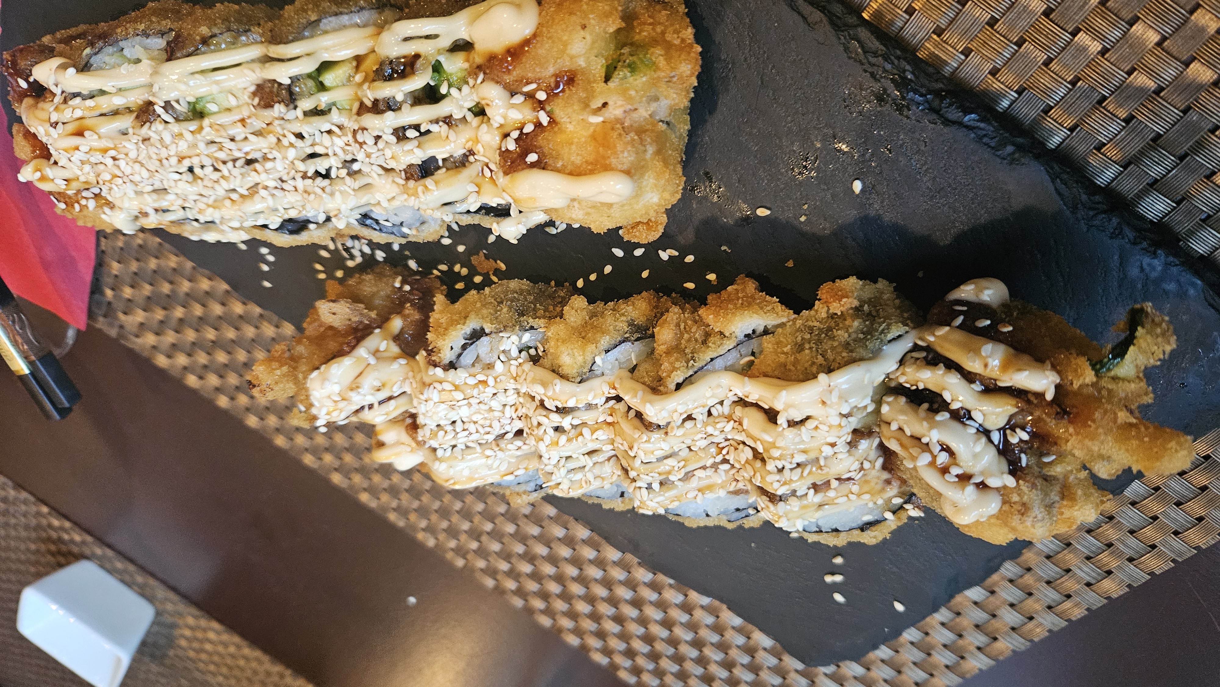 Baked Sushi Rolle mit Lachs, Avocado, Hähnchen und Gurke