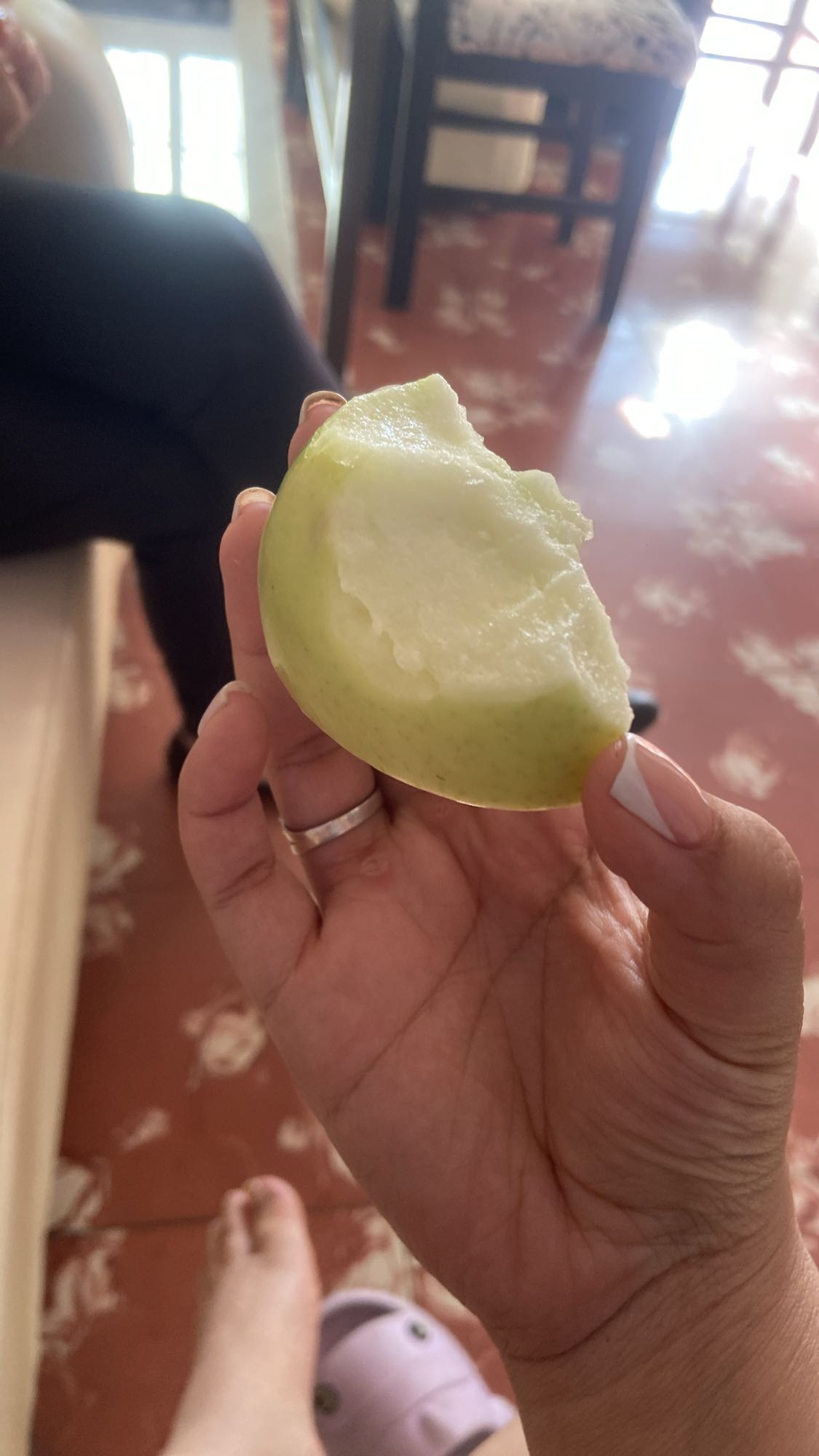 Manzana verde mordida