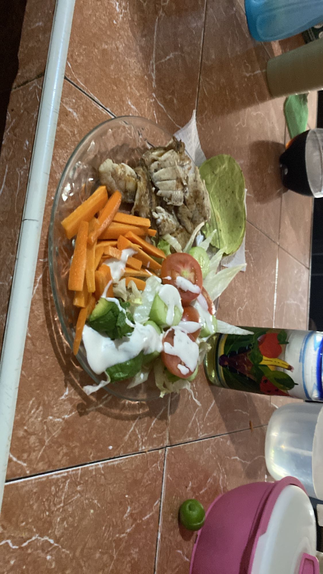 ensalada con pollo y aderezo