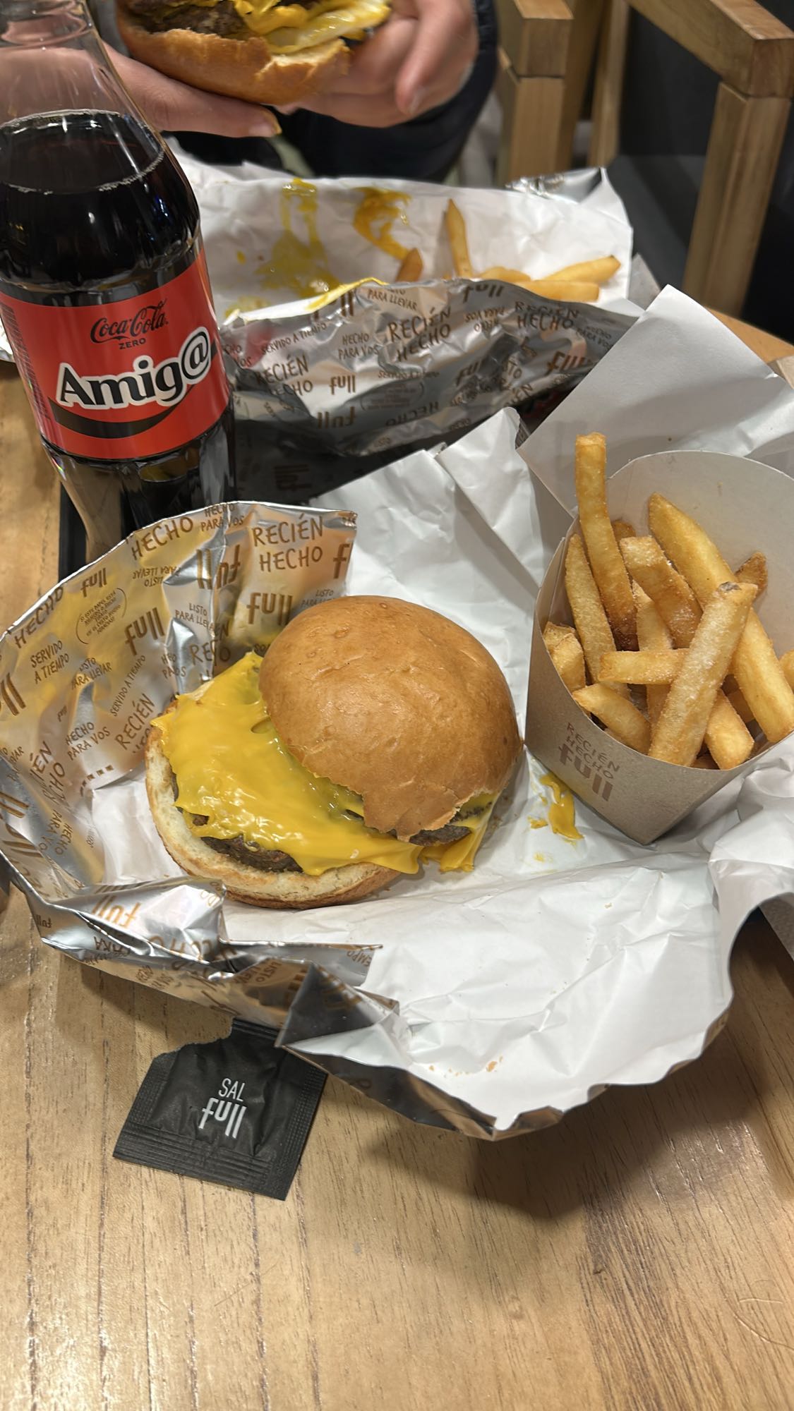 Hamburguesa con papas y refresco