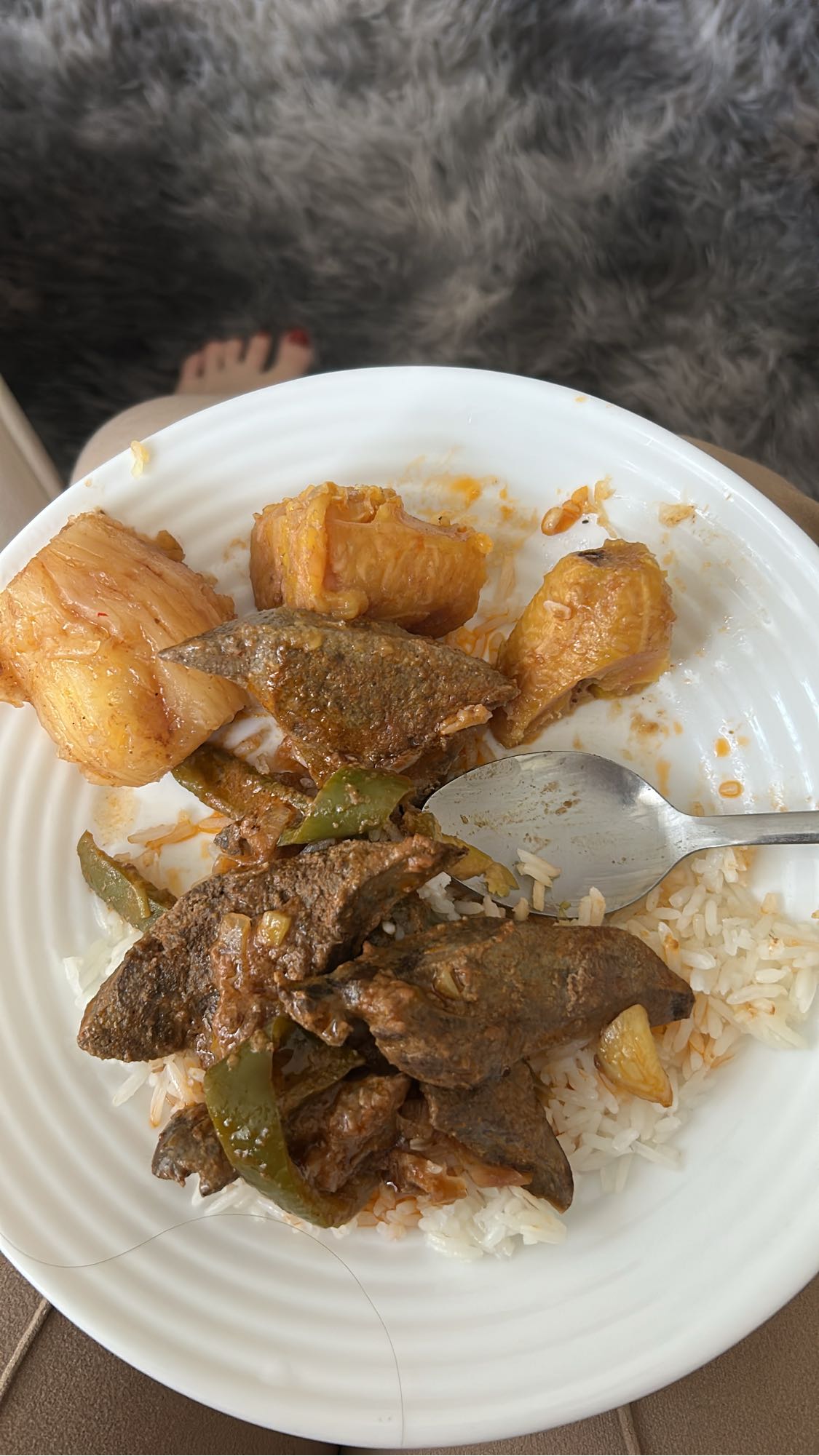 hígado con arroz y yuca