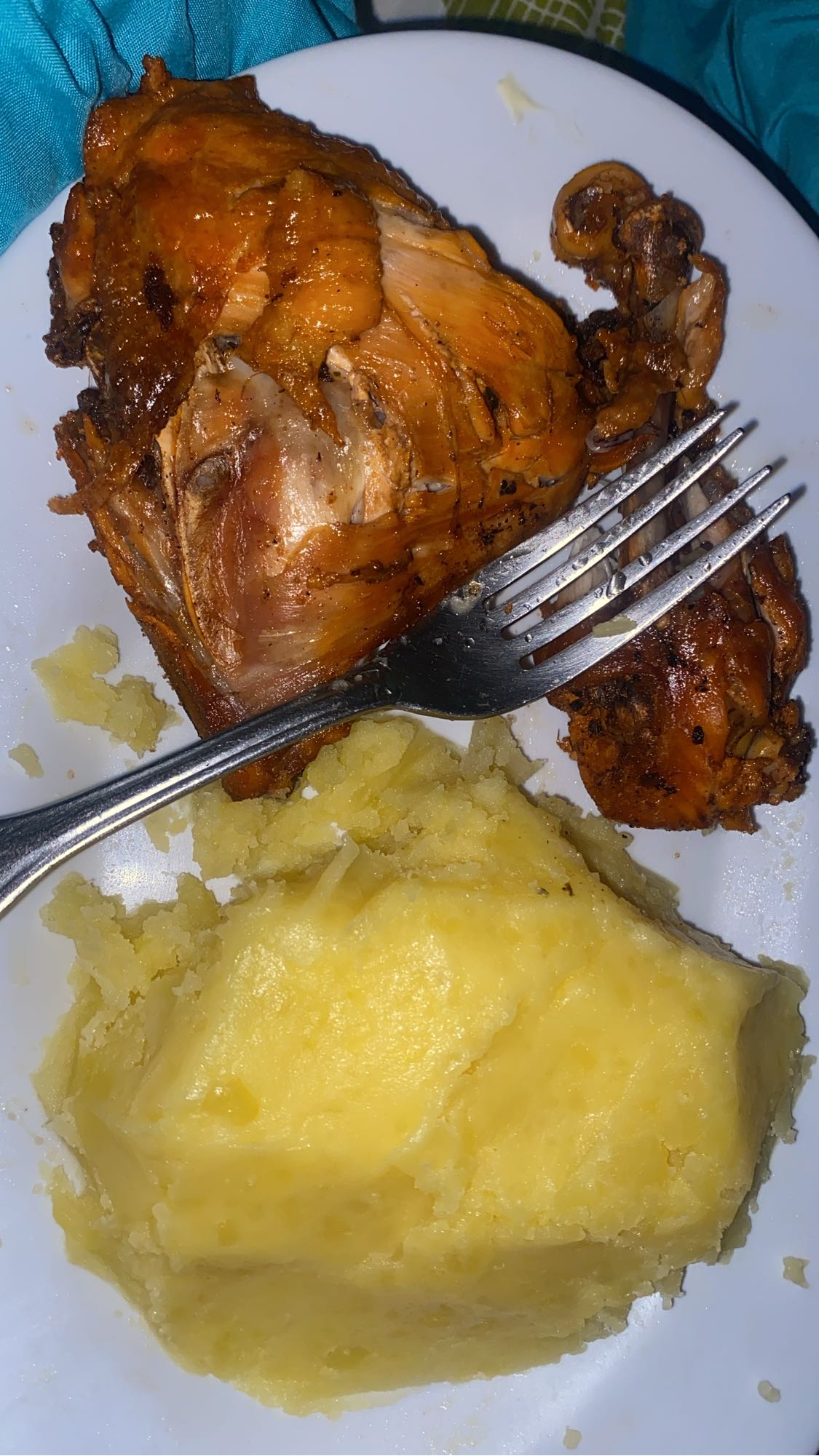 Pollo asado y puré de yuca