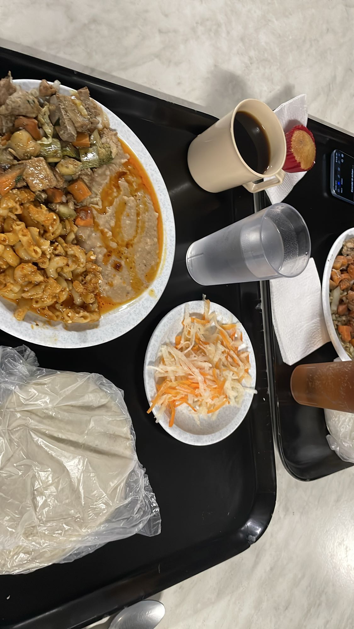 almuerzo con carne y pasta