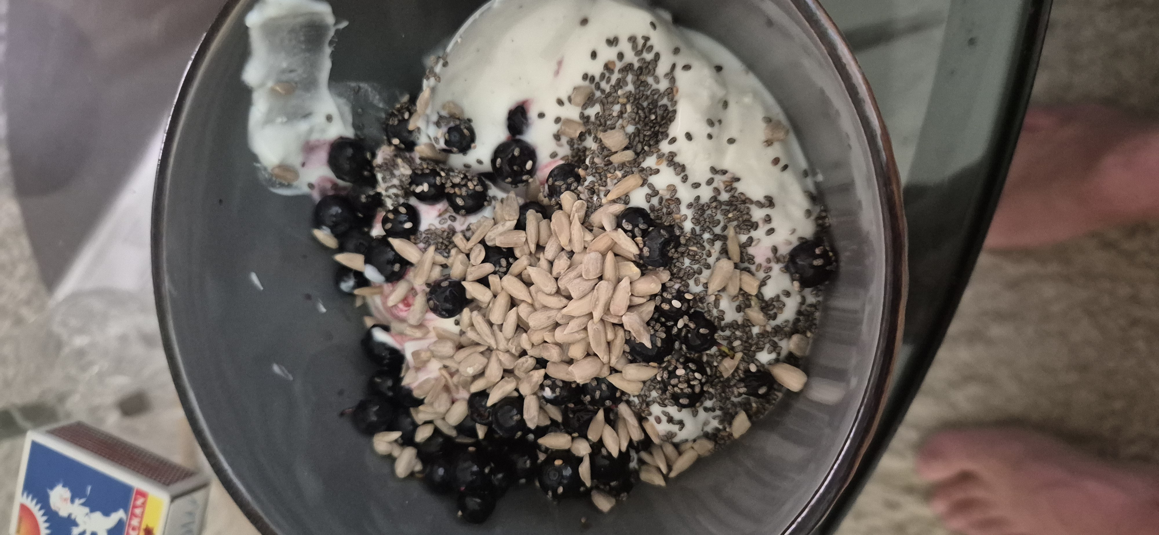 Yoghurt med bär och frön