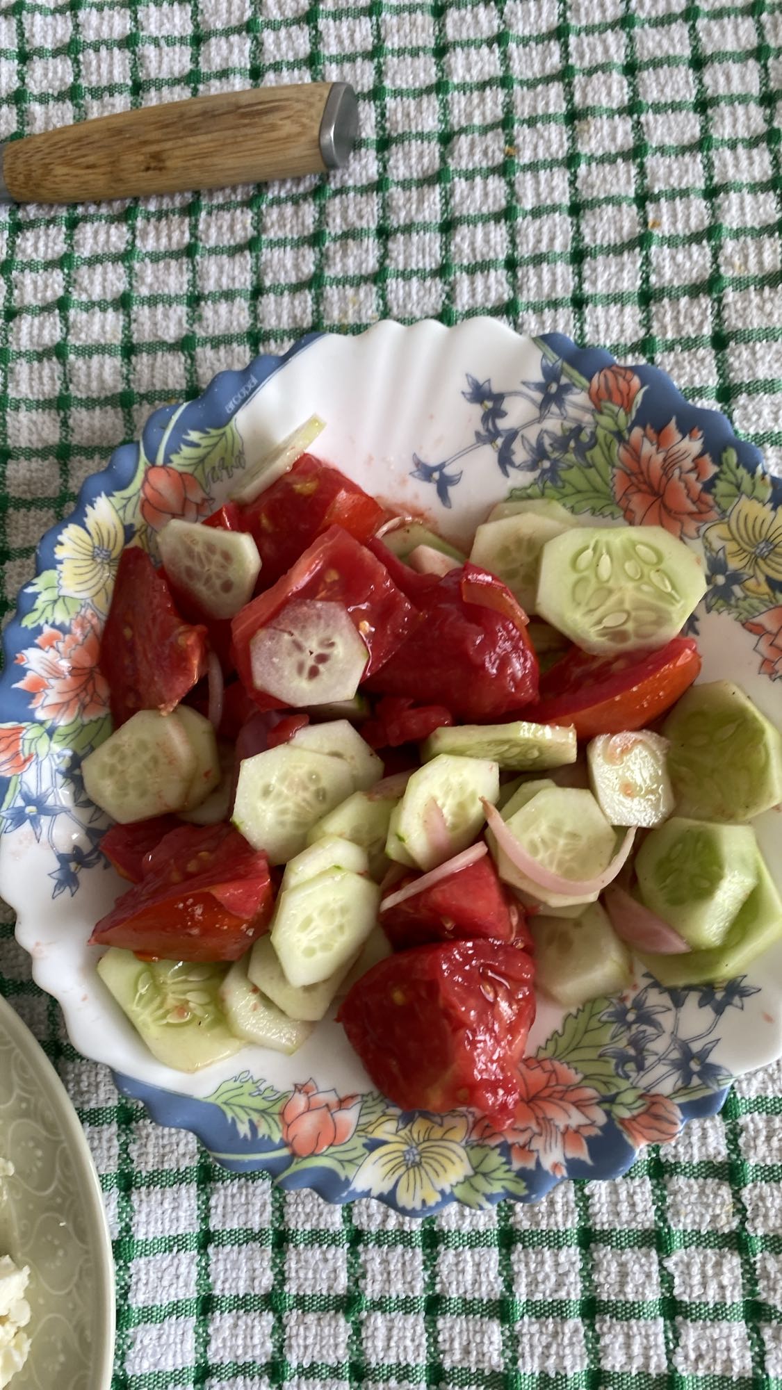 Salată de roșii și castraveți