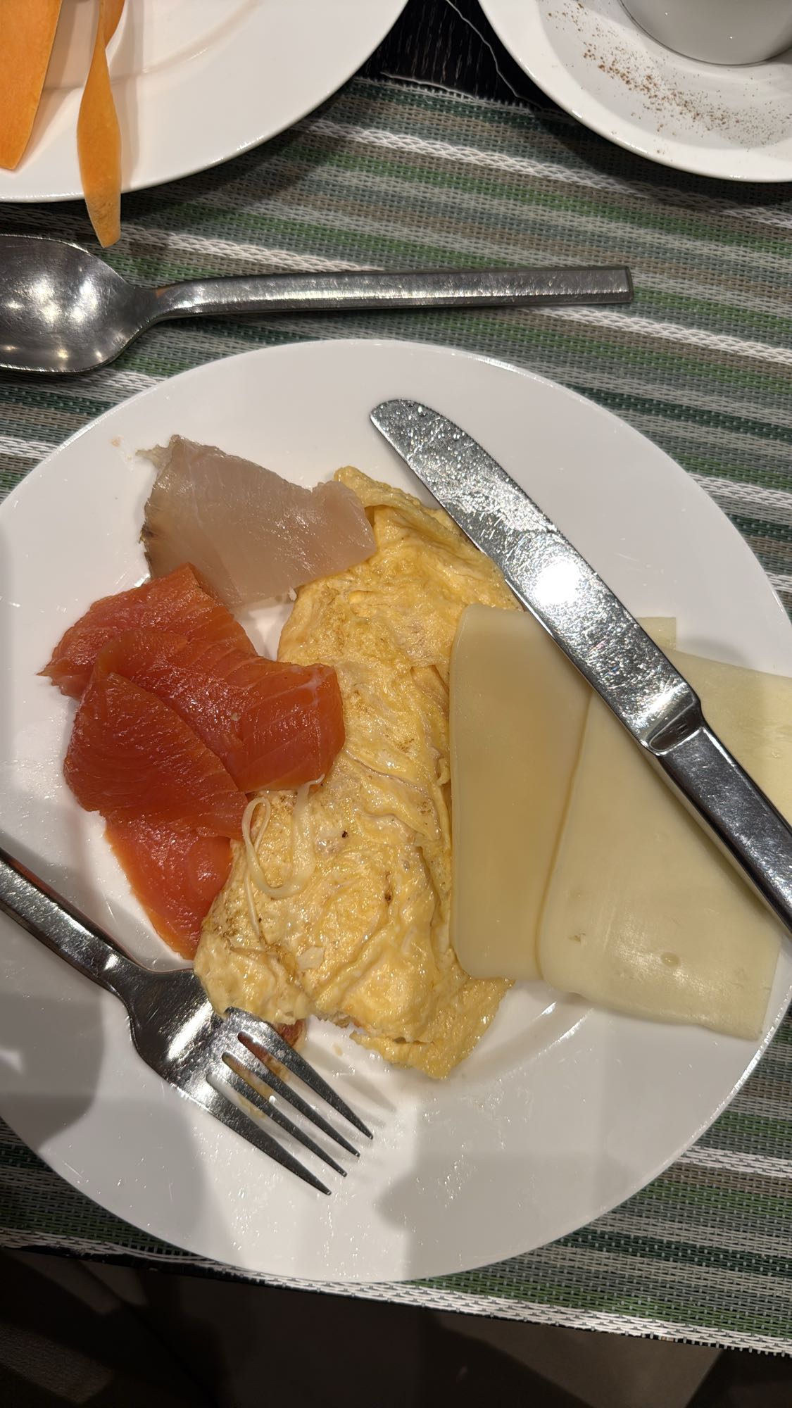 омлет с рыбой и сыром