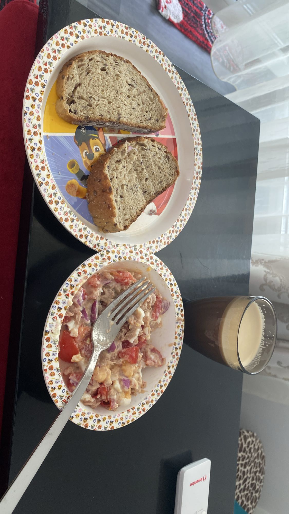 Mic dejun cu pâine și salată