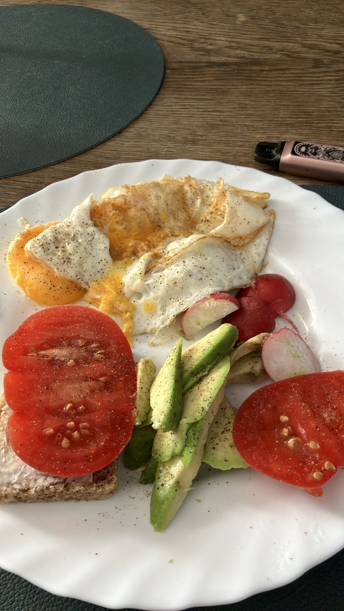 Jajka z warzywami i chlebem