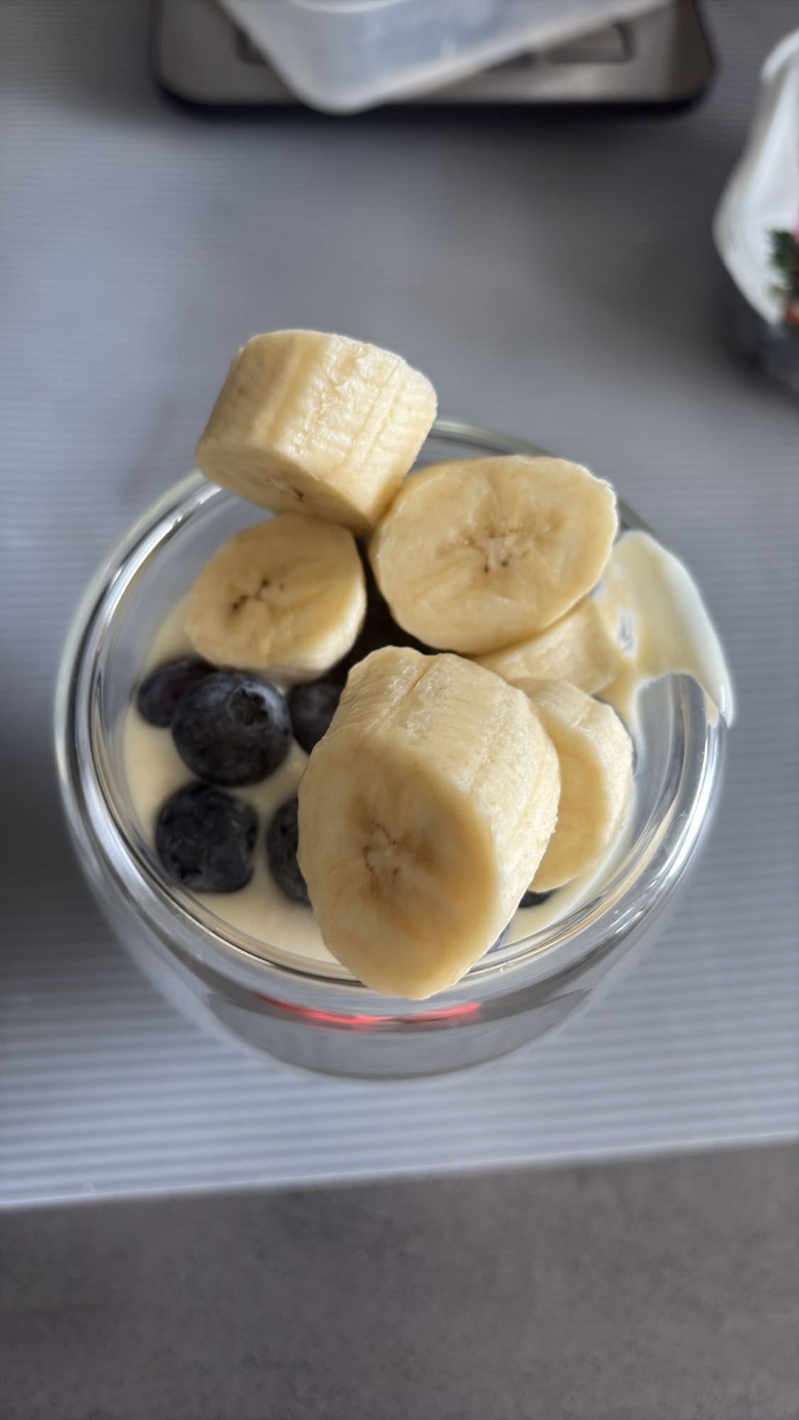 Banaan bosbes yoghurt glas