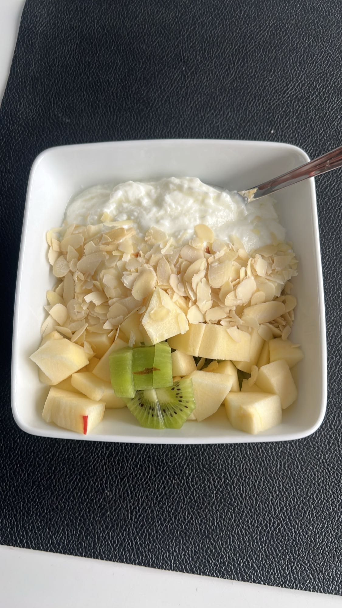 Yoghurt met fruit en amandel