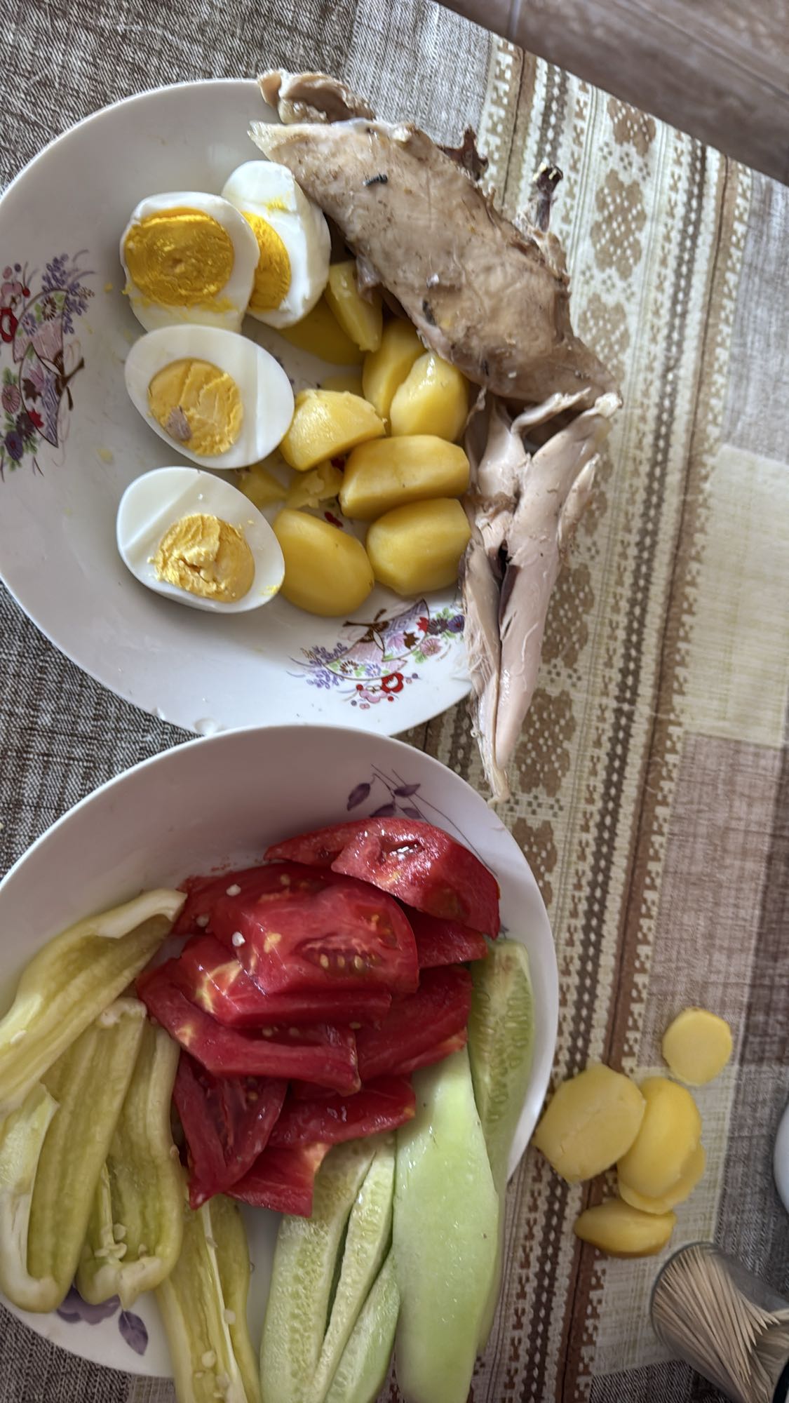 Prânz cu legume și pește