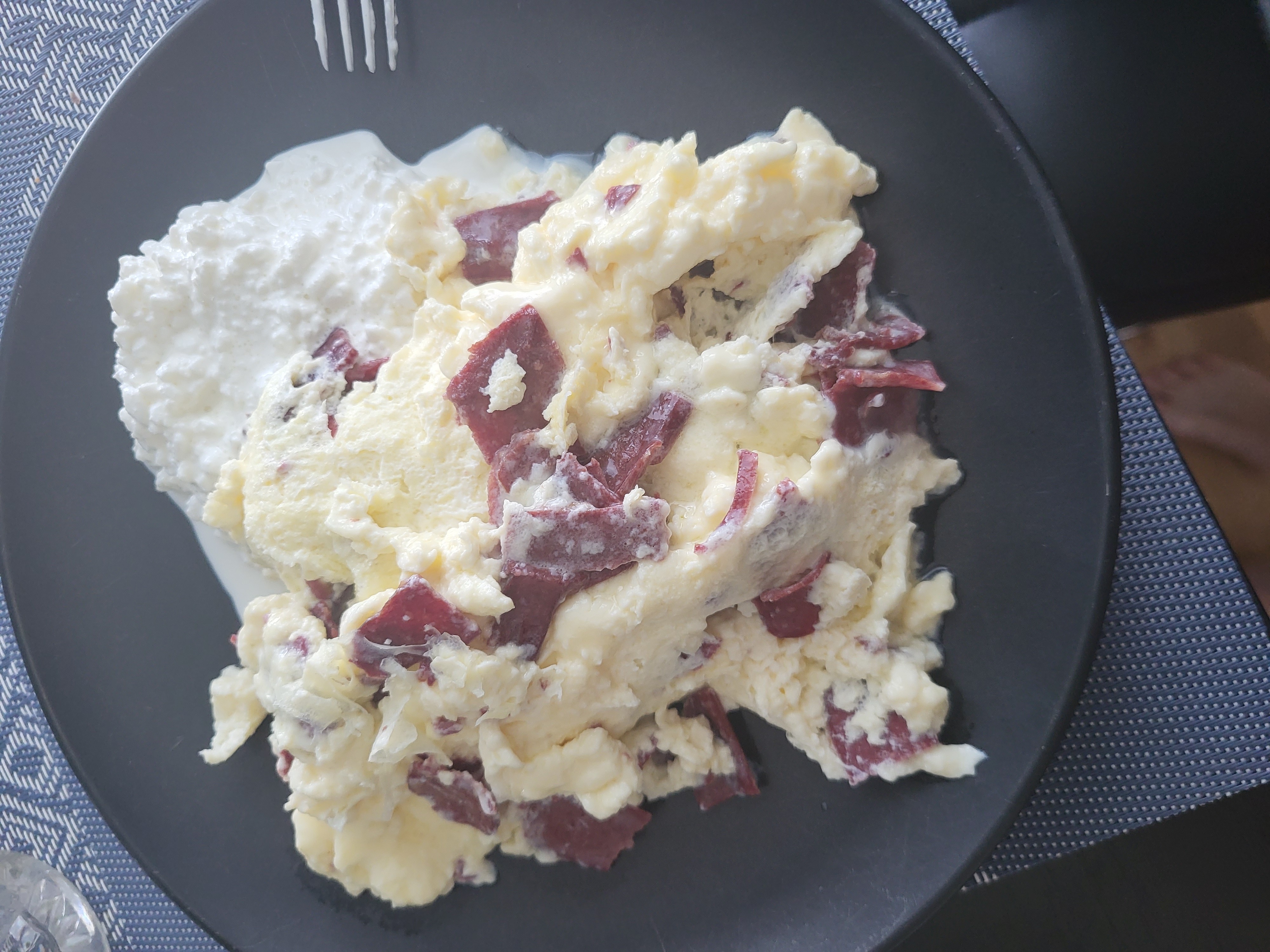 Äggröra med keso och kött