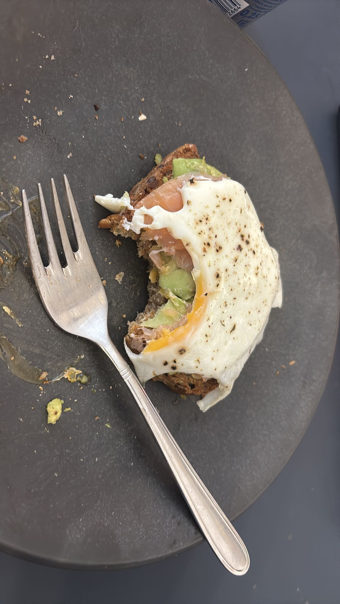 Тост с яйцом и лососем