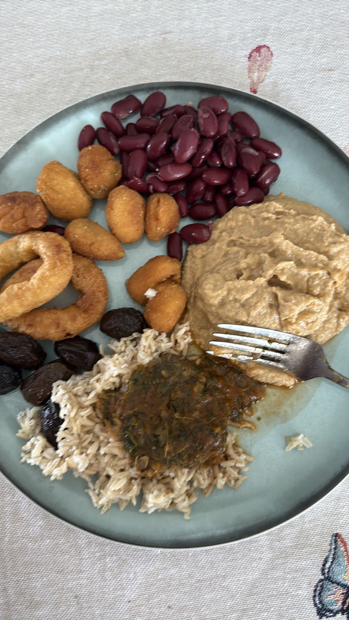 Platou cu orez, fasole și midii pane