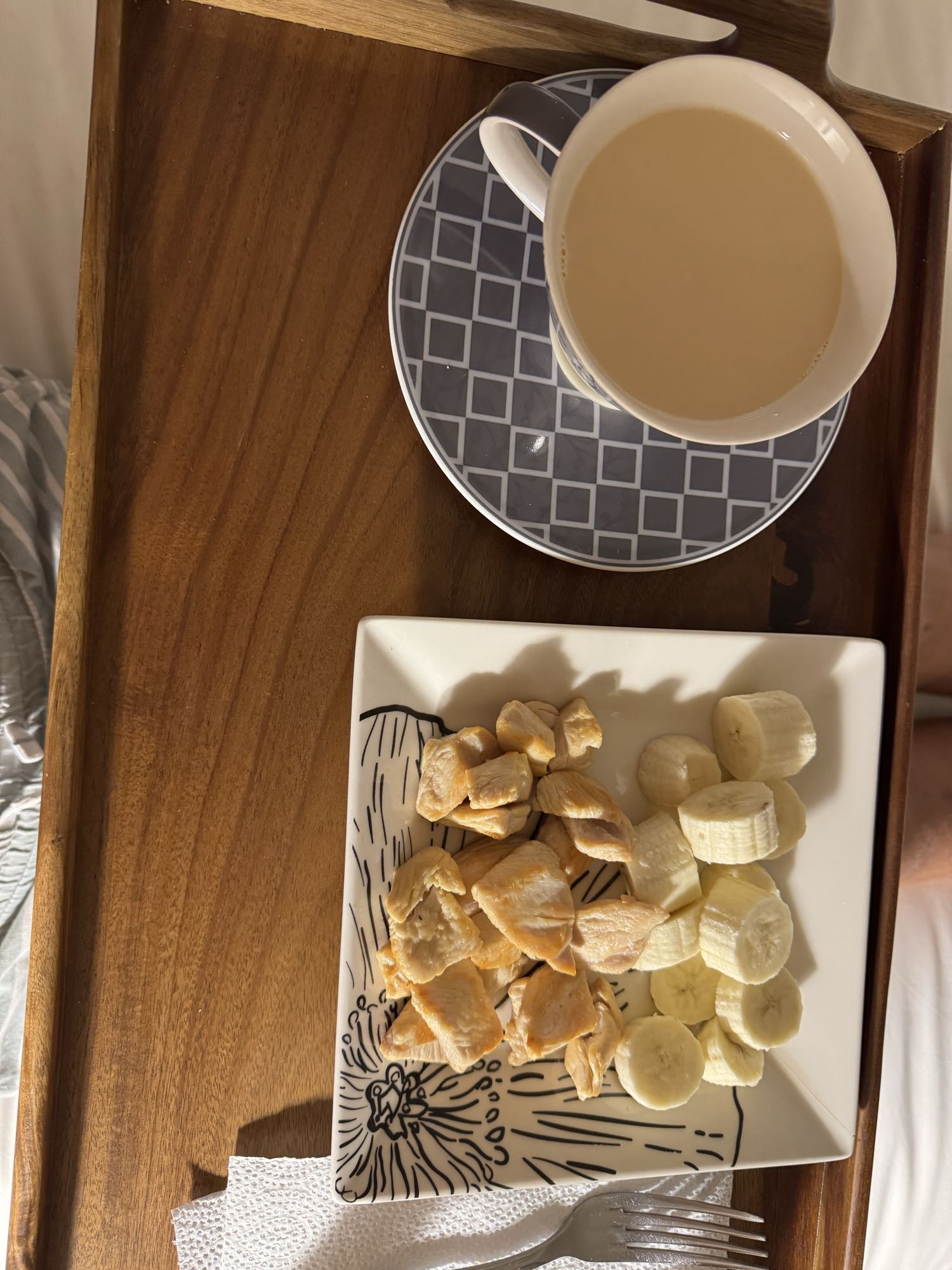 Pollo, plátano y té con leche