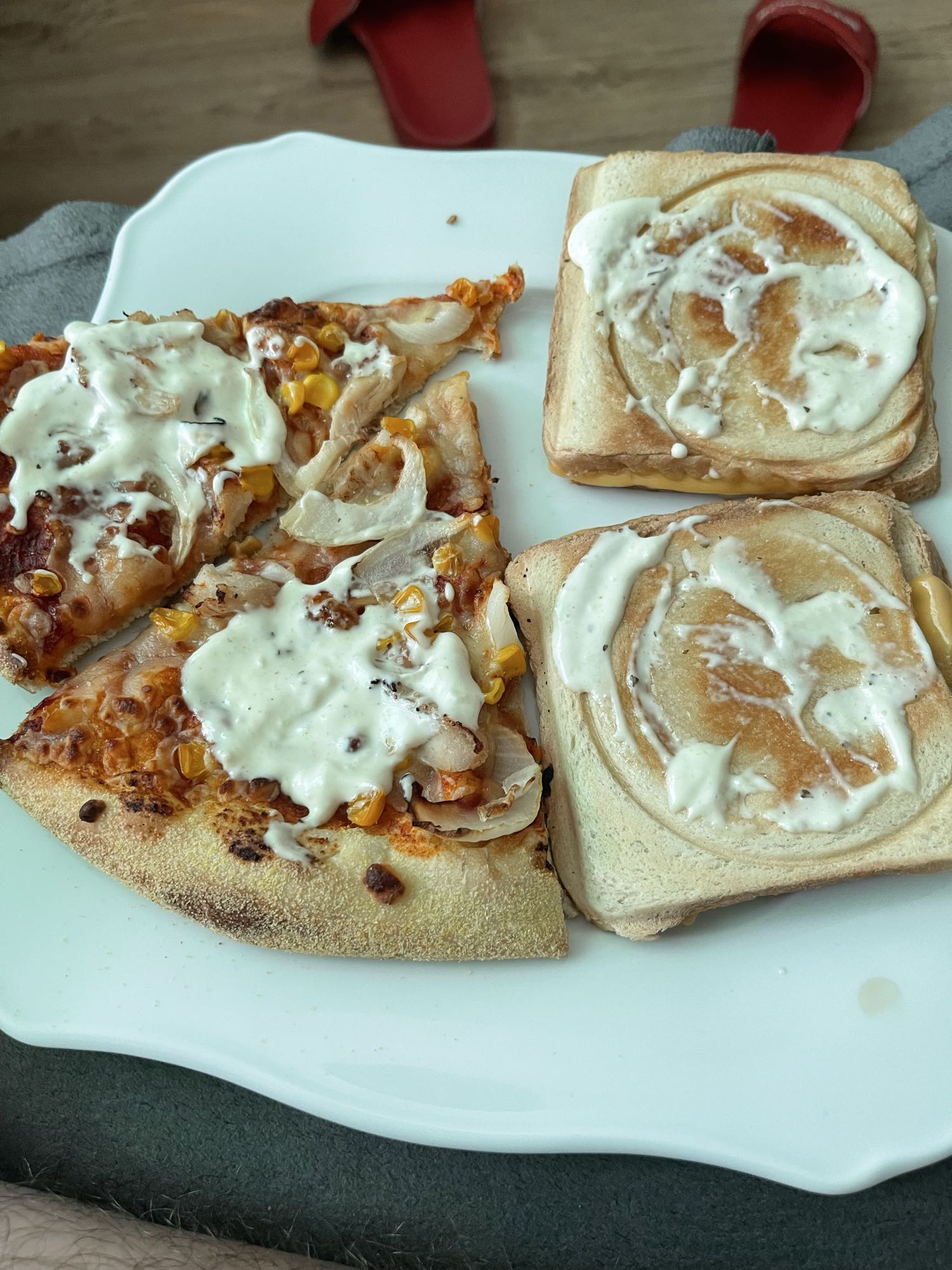 Pizza i tosty z sosem