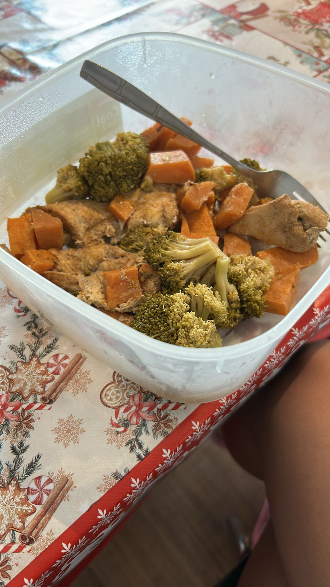 Piept de pui cu cartofi dulci la cuptor și brocoli la abur