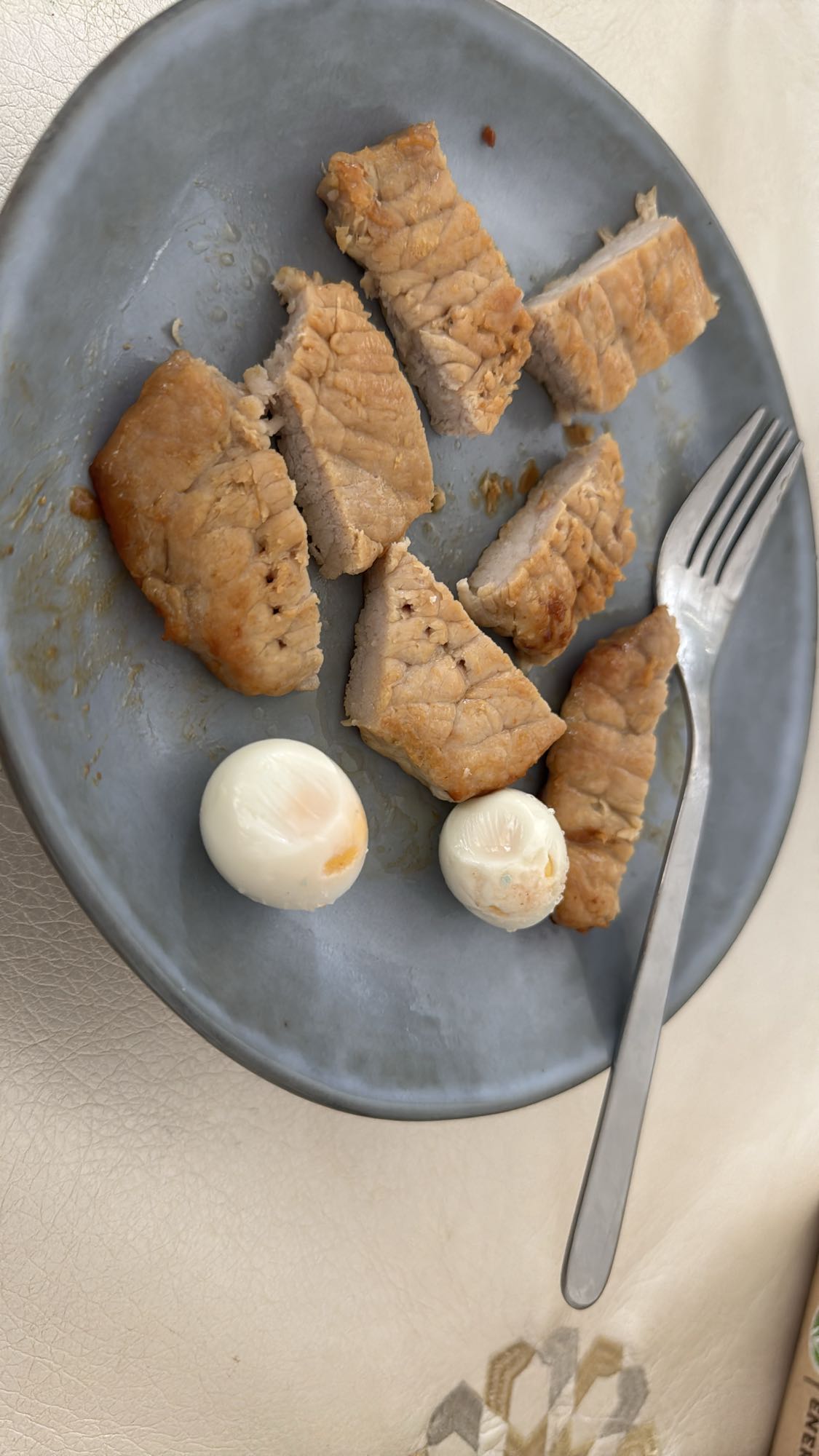 Porc grillé et œufs de caille