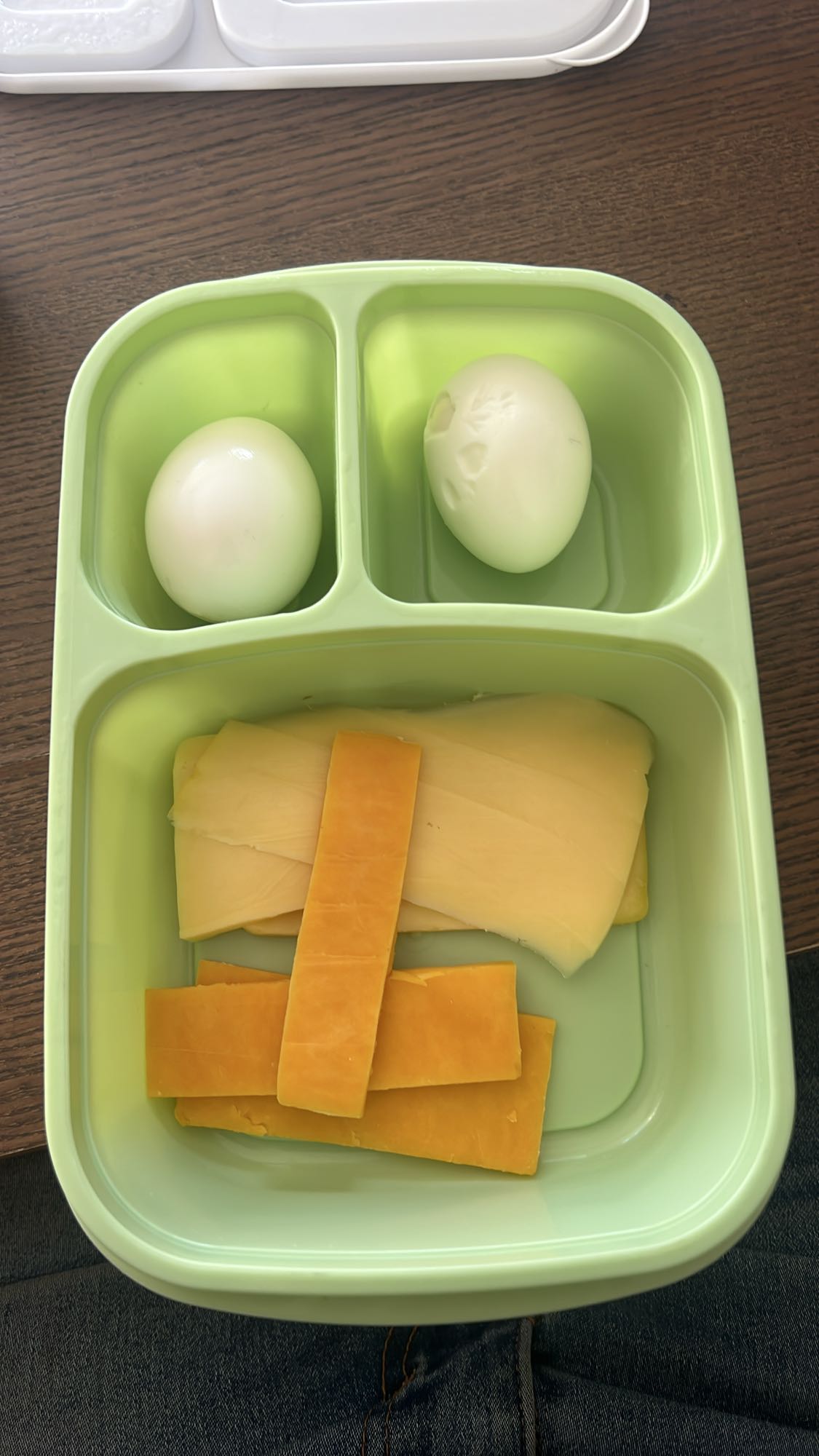 huevos y quesos variados