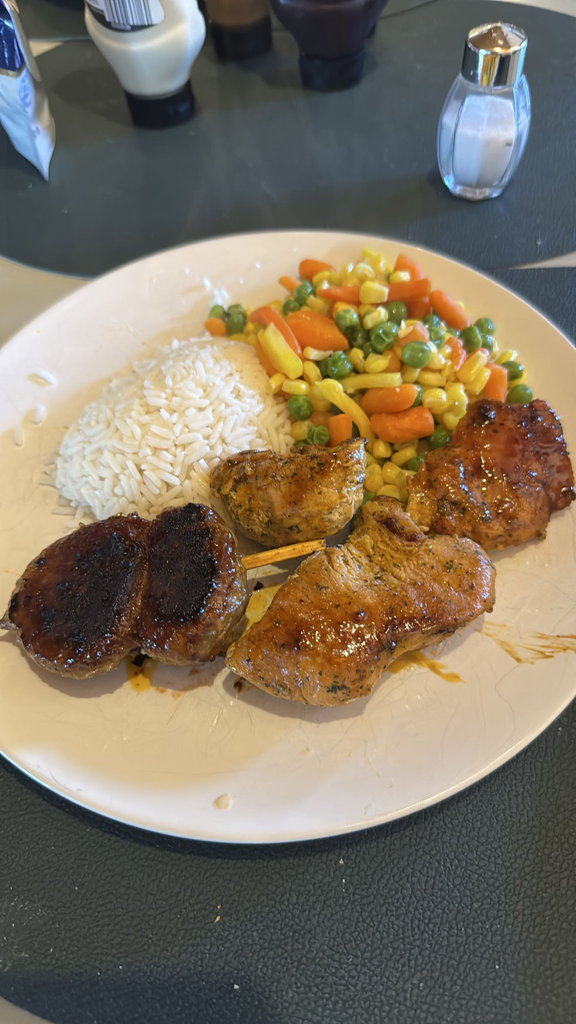 Grillspieße mit Reis & Gemüse