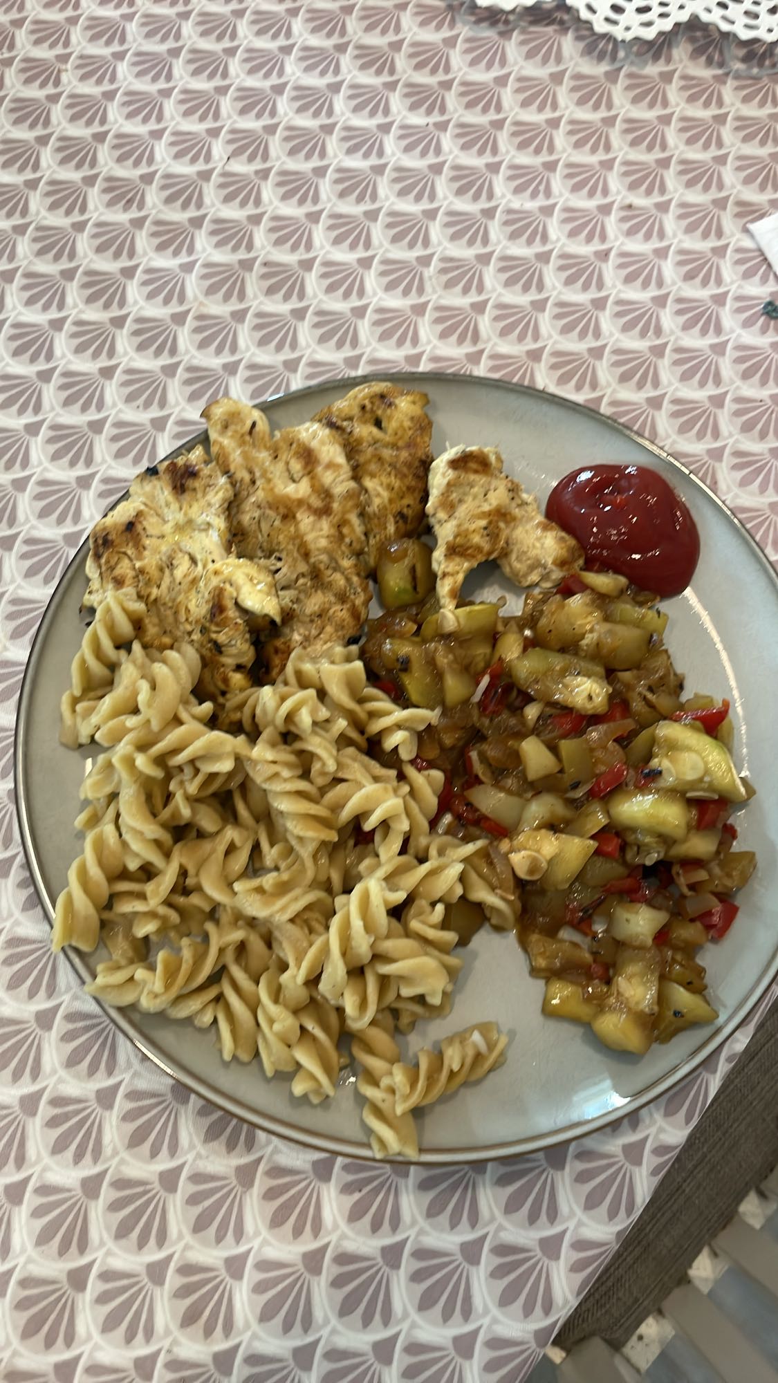 Piept de pui cu paste și legume