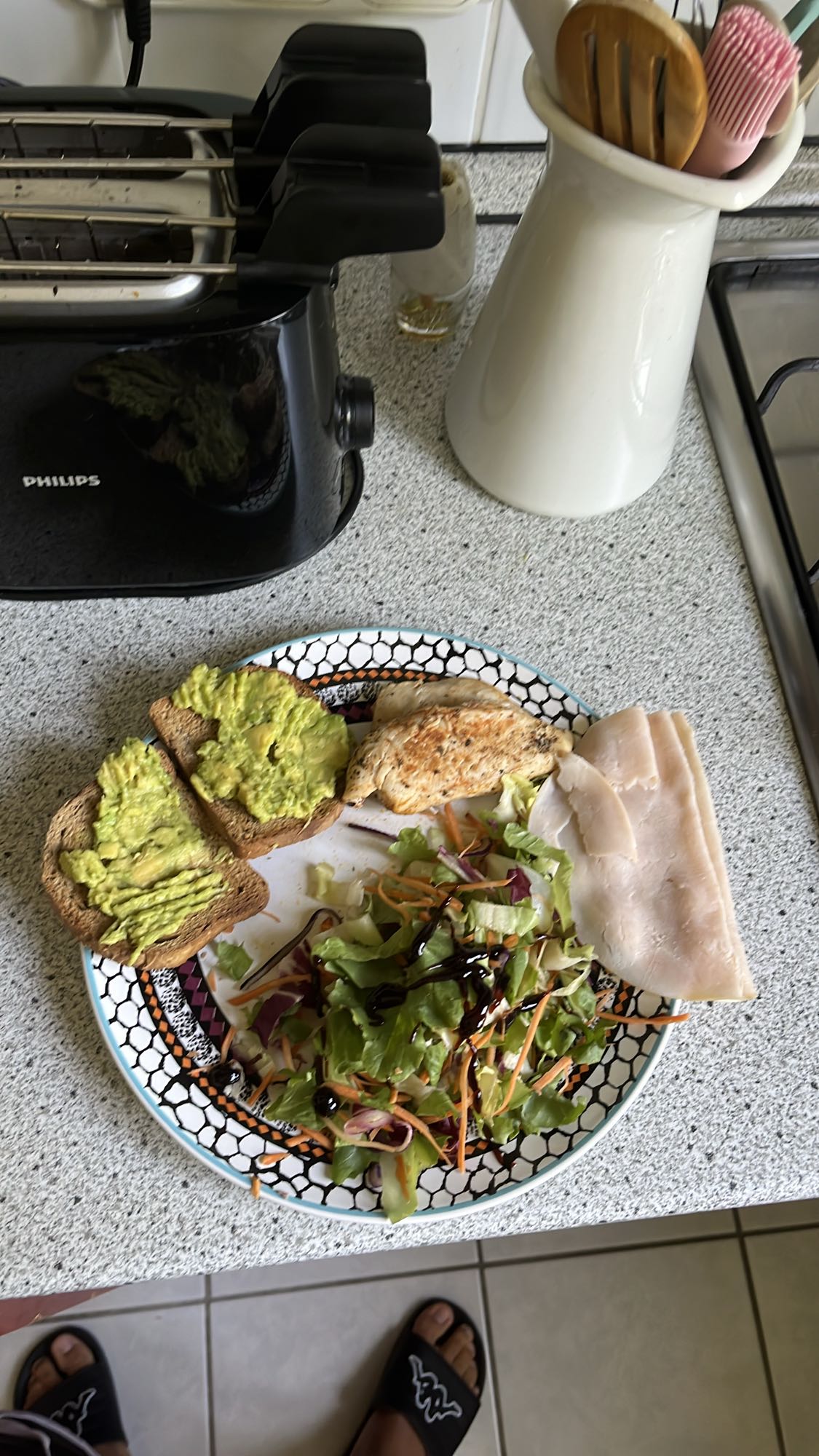 Tostadas con pollo y ensalada