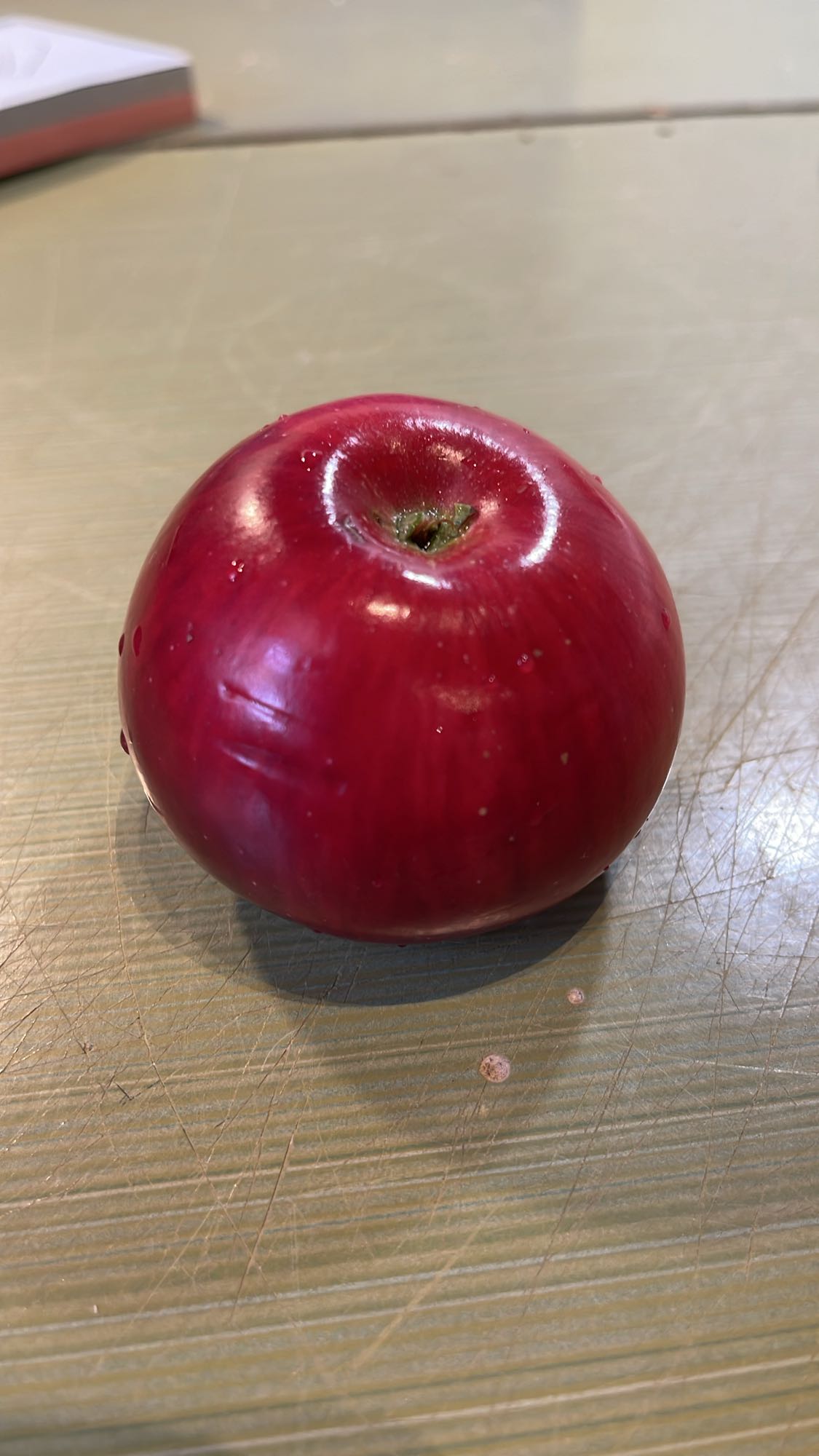 Красное яблоко