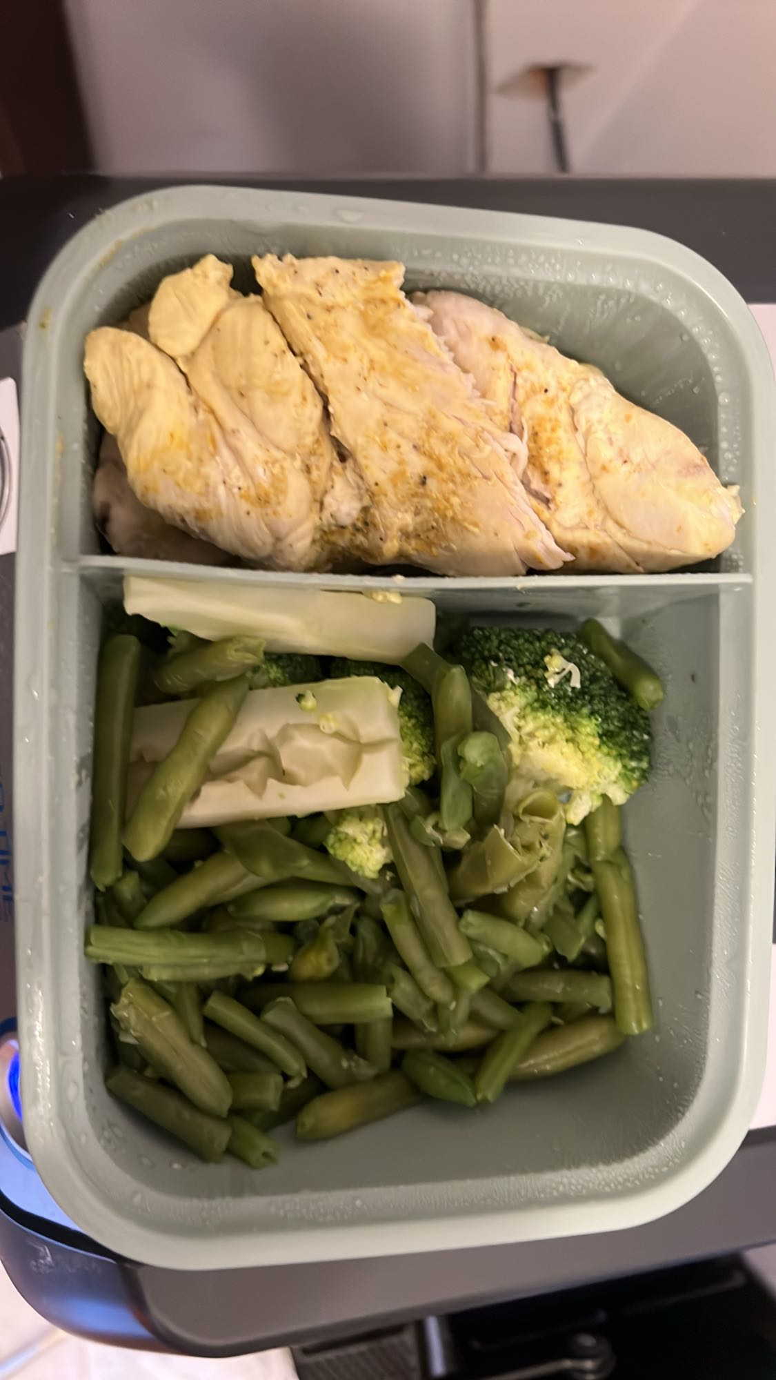 Tavuk ve sebze tabağı