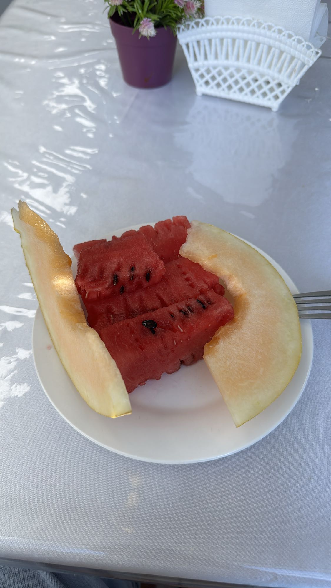 фрукты на тарелке