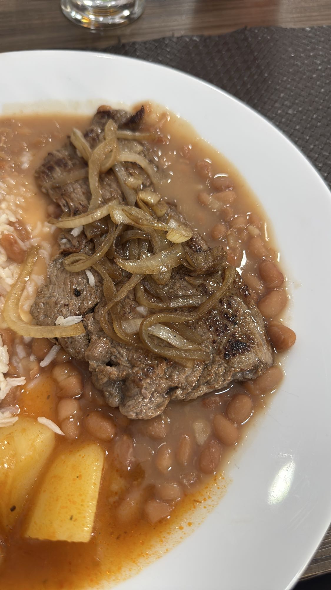 Bife com feijão e arroz
