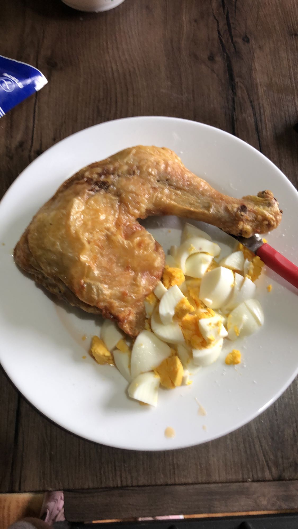 Pollo con huevo cocido