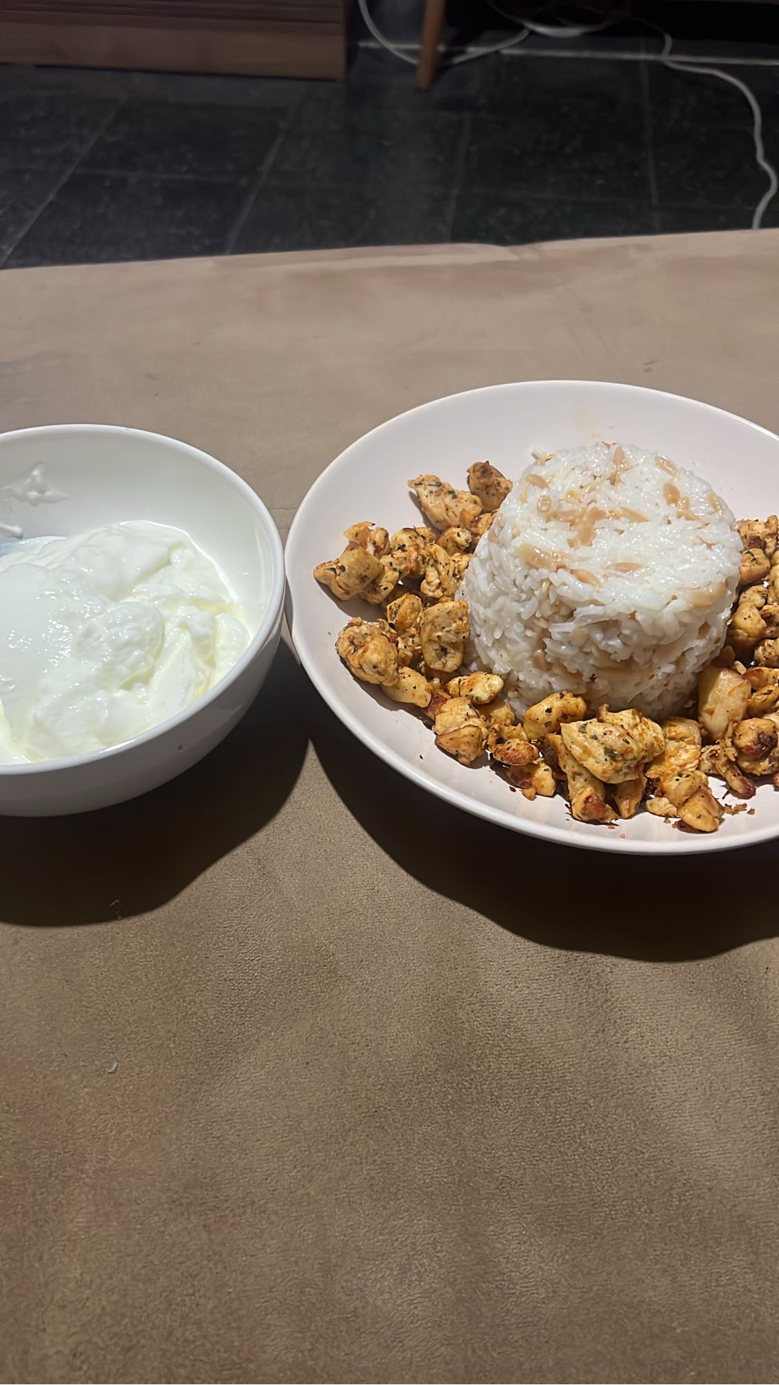 Tavuklu pilav ve yoğurt
