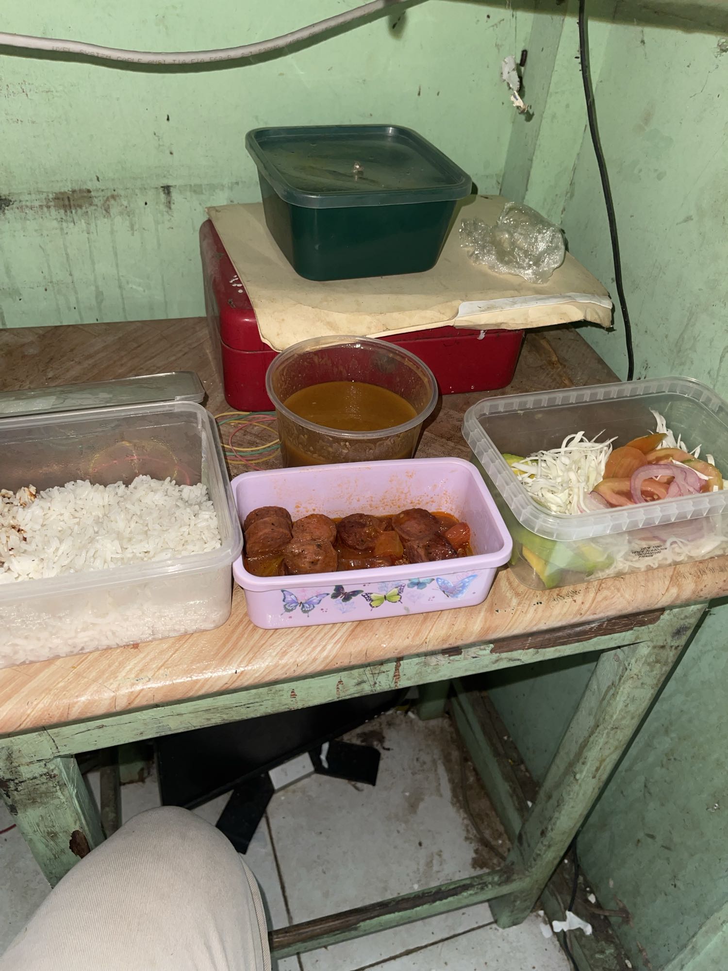 Salchicha con arroz y ensalada