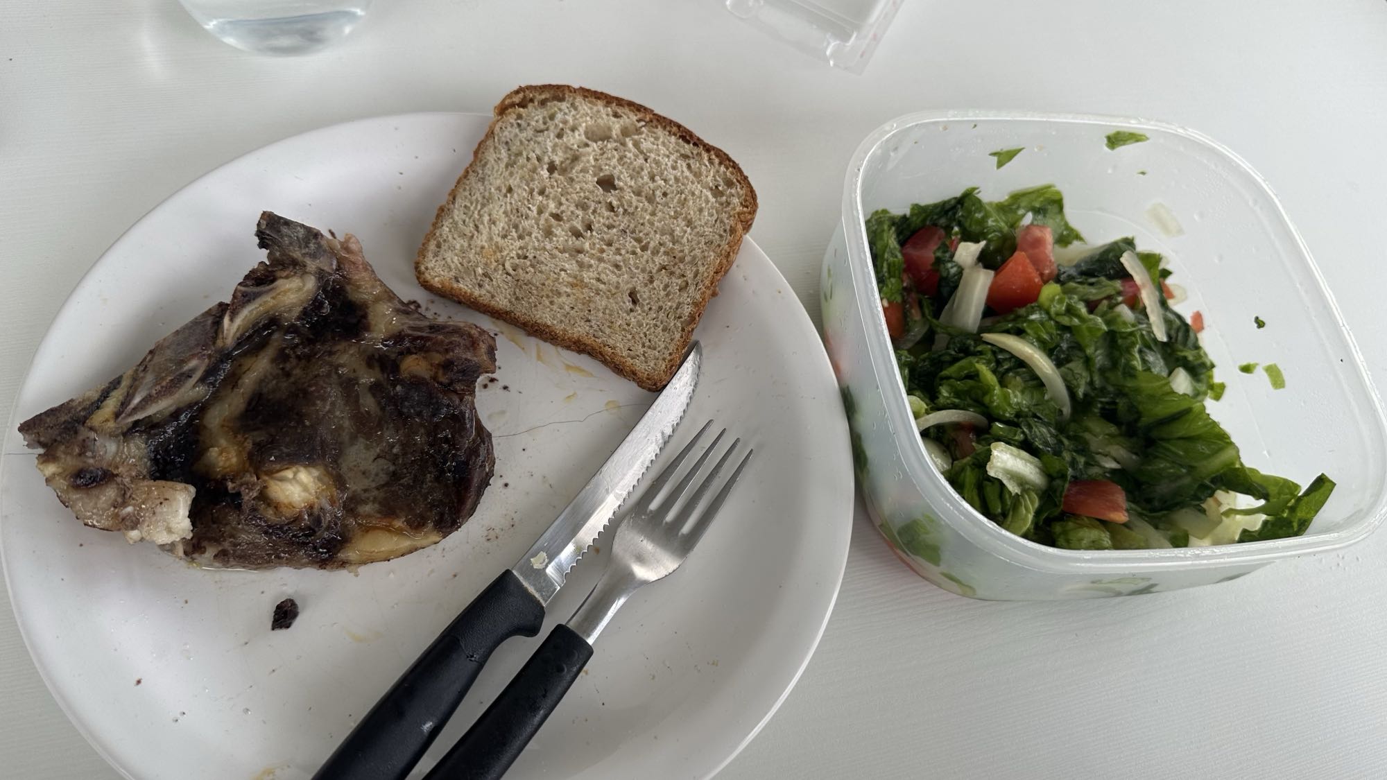 Carne, pan y ensalada