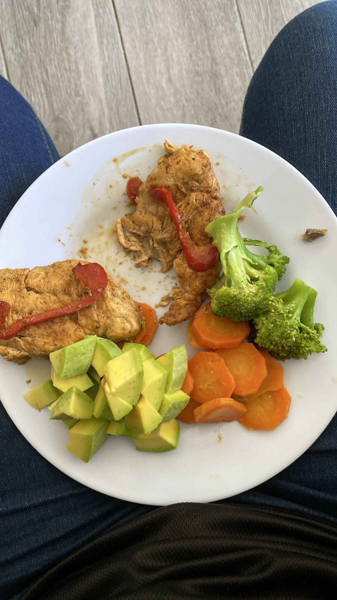 Pollo con verduras y aguacate