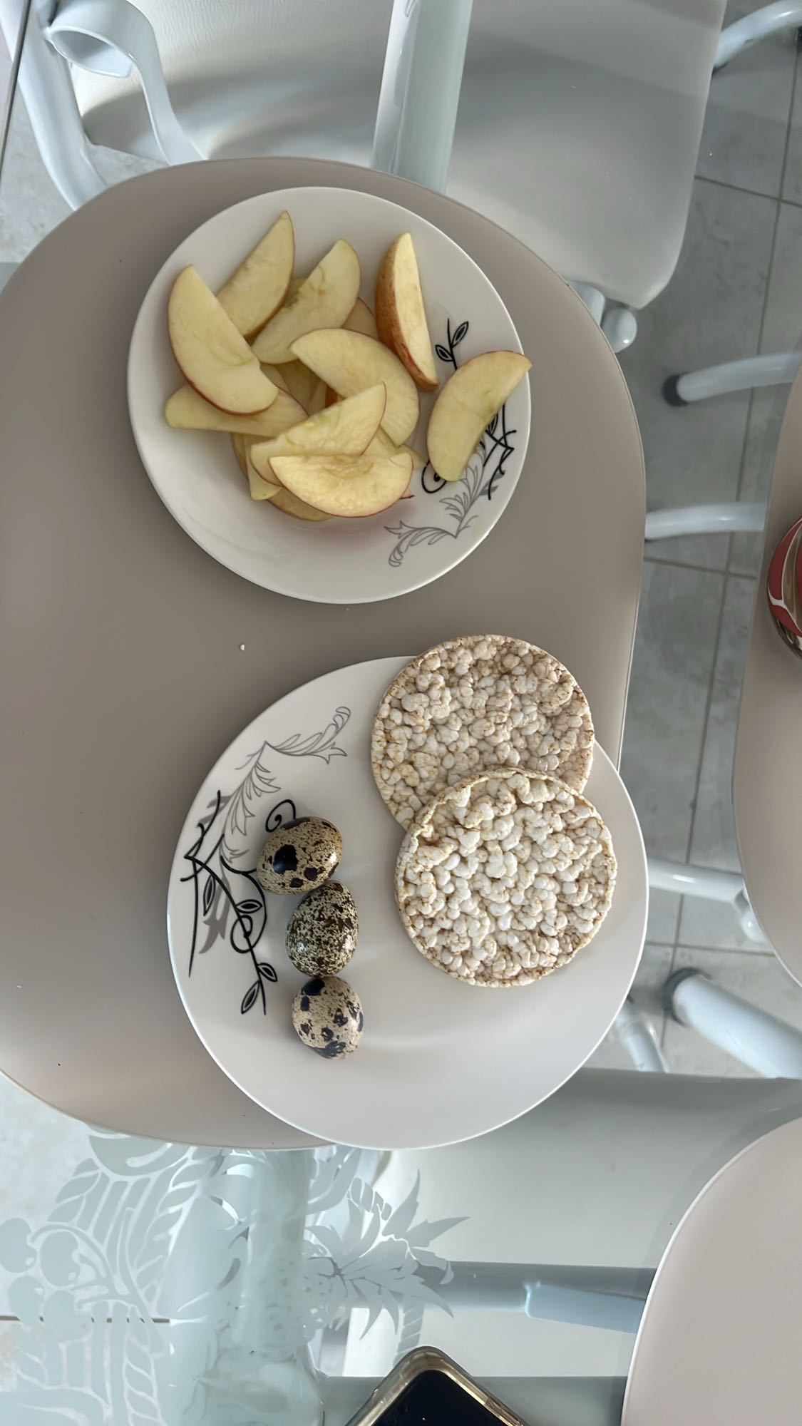 Rice cakes, eggs, apple