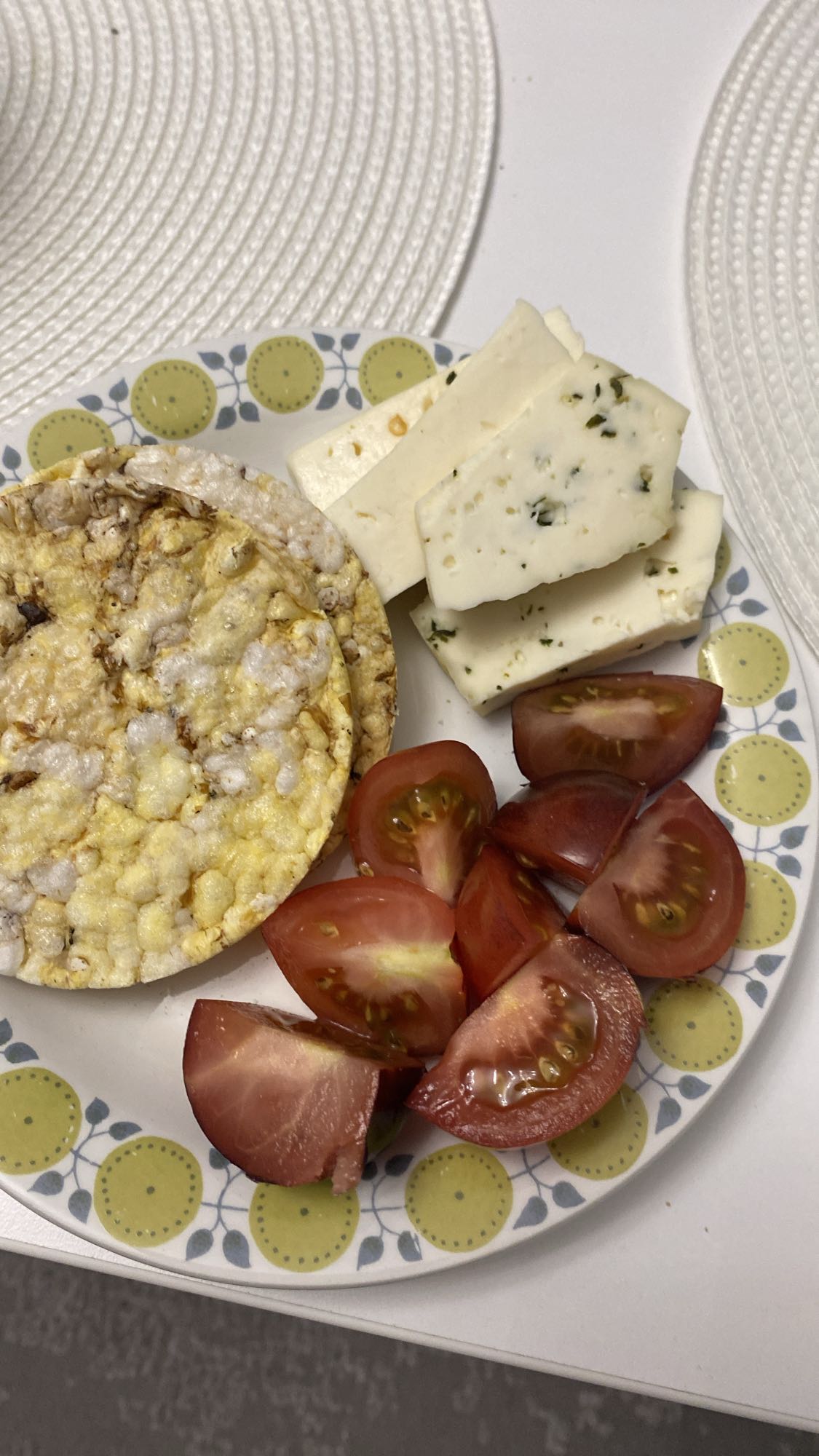 Wafle z serem i pomidorami