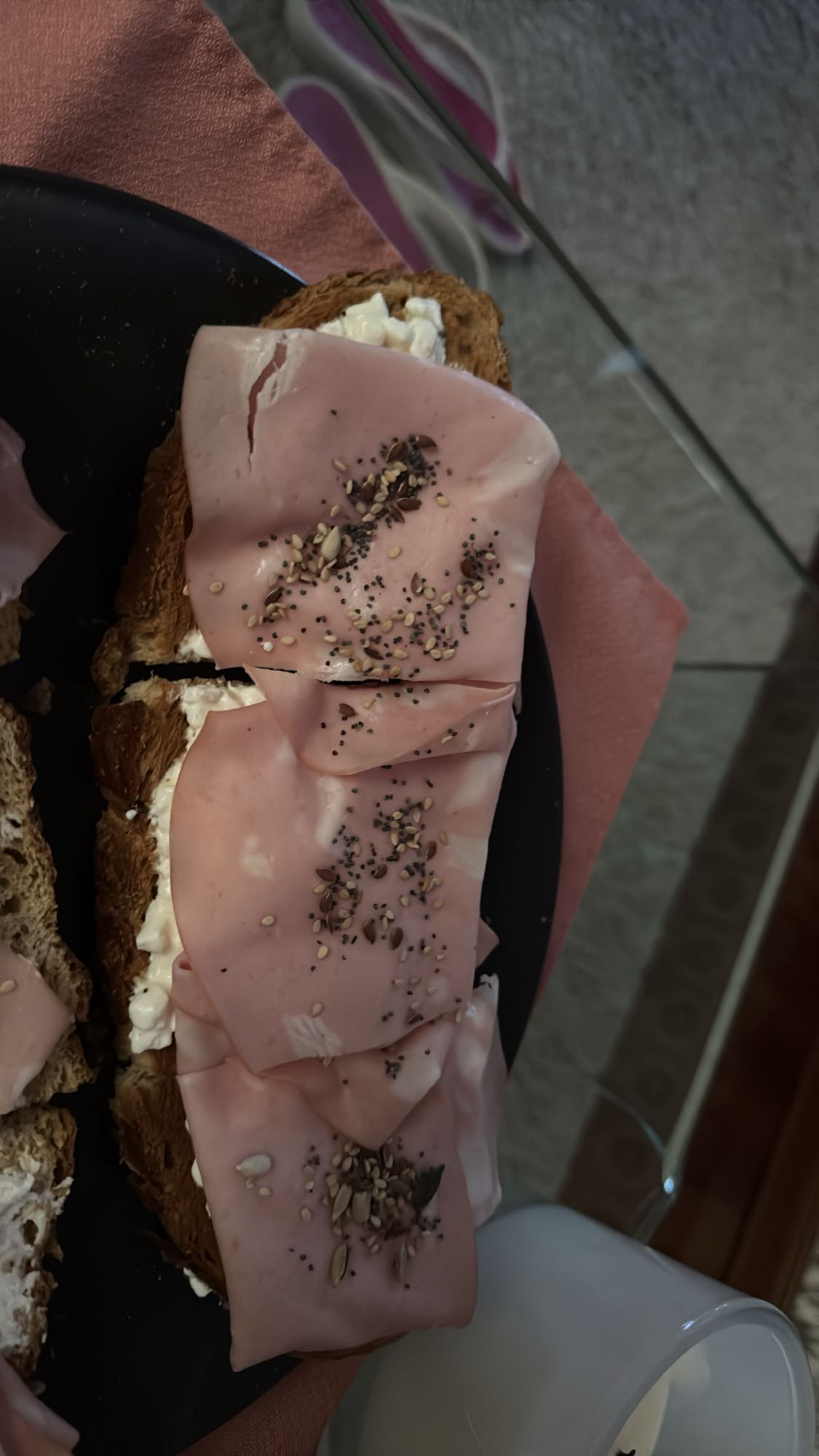 Tostadas con mortadela y queso cottage