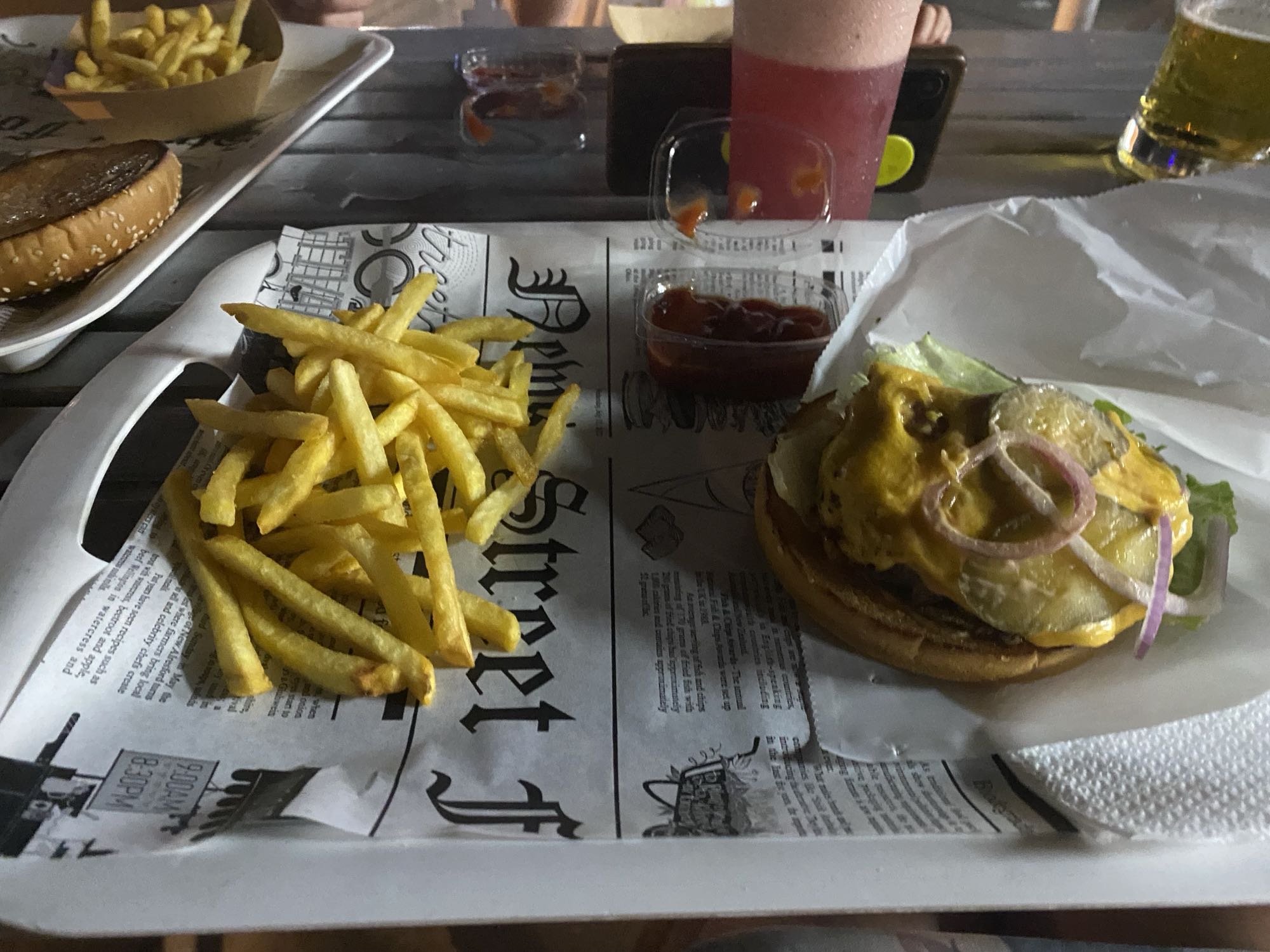 Burger cu cartofi prăjiți