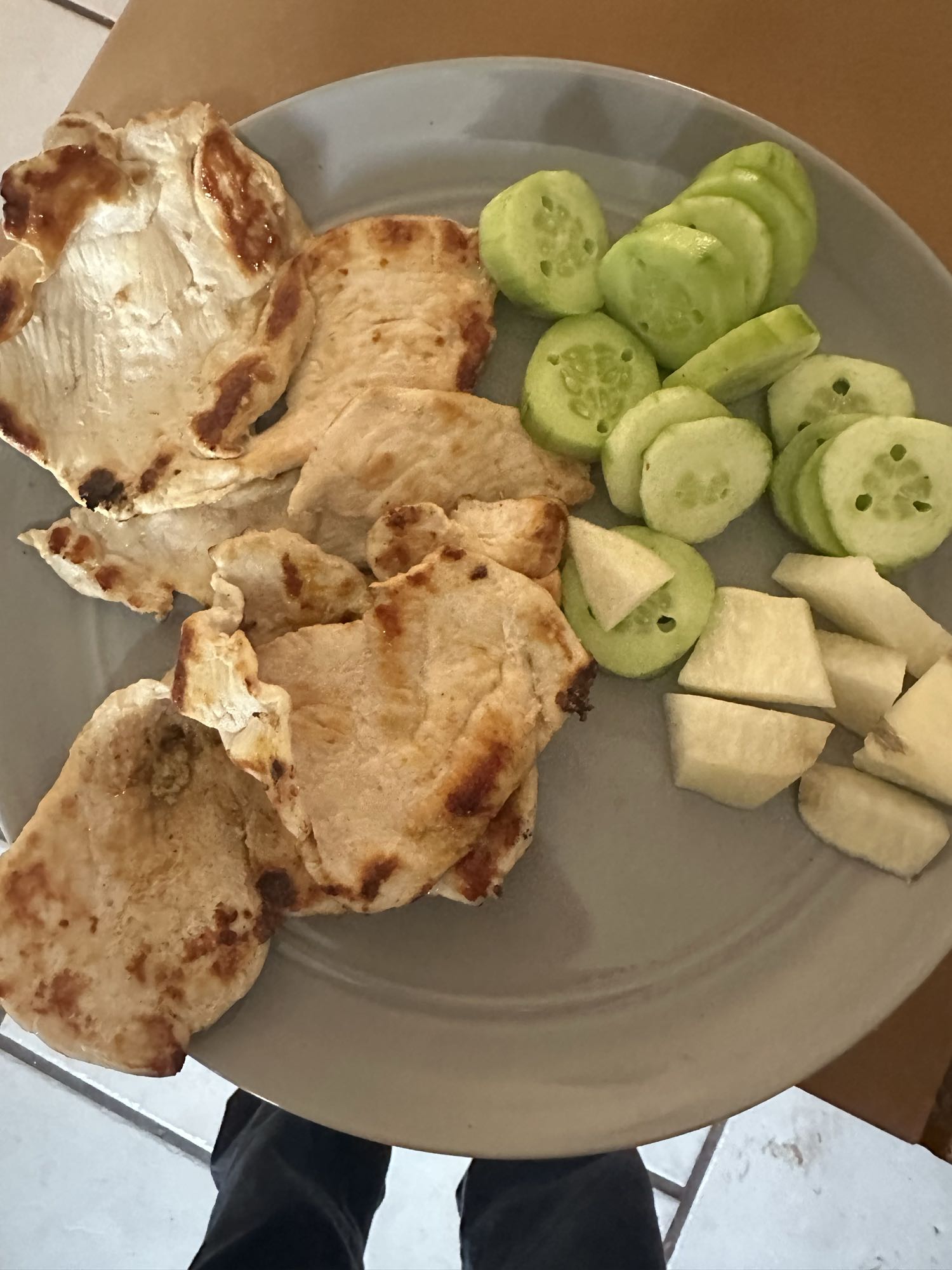 Pollo con pepino y jícama