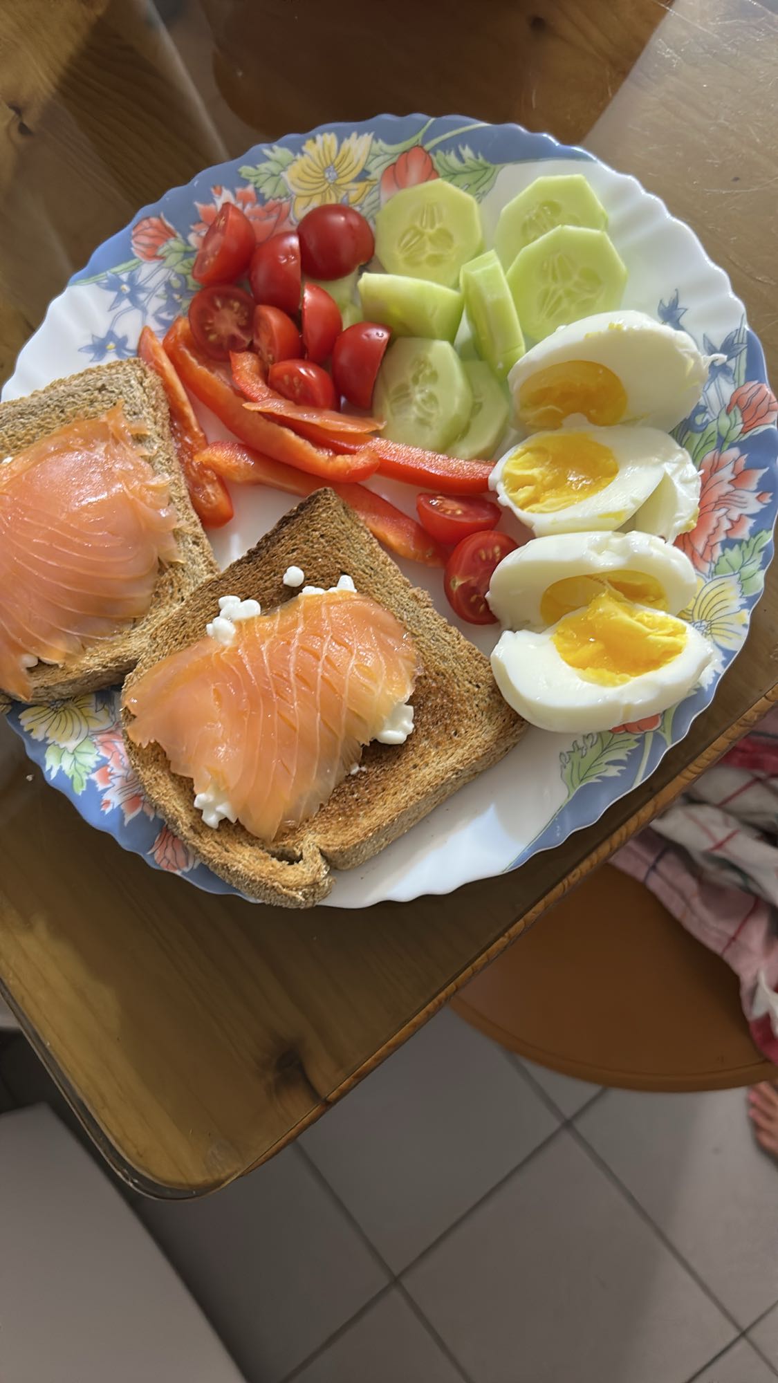 Mic dejun cu somon și pâine prăjită