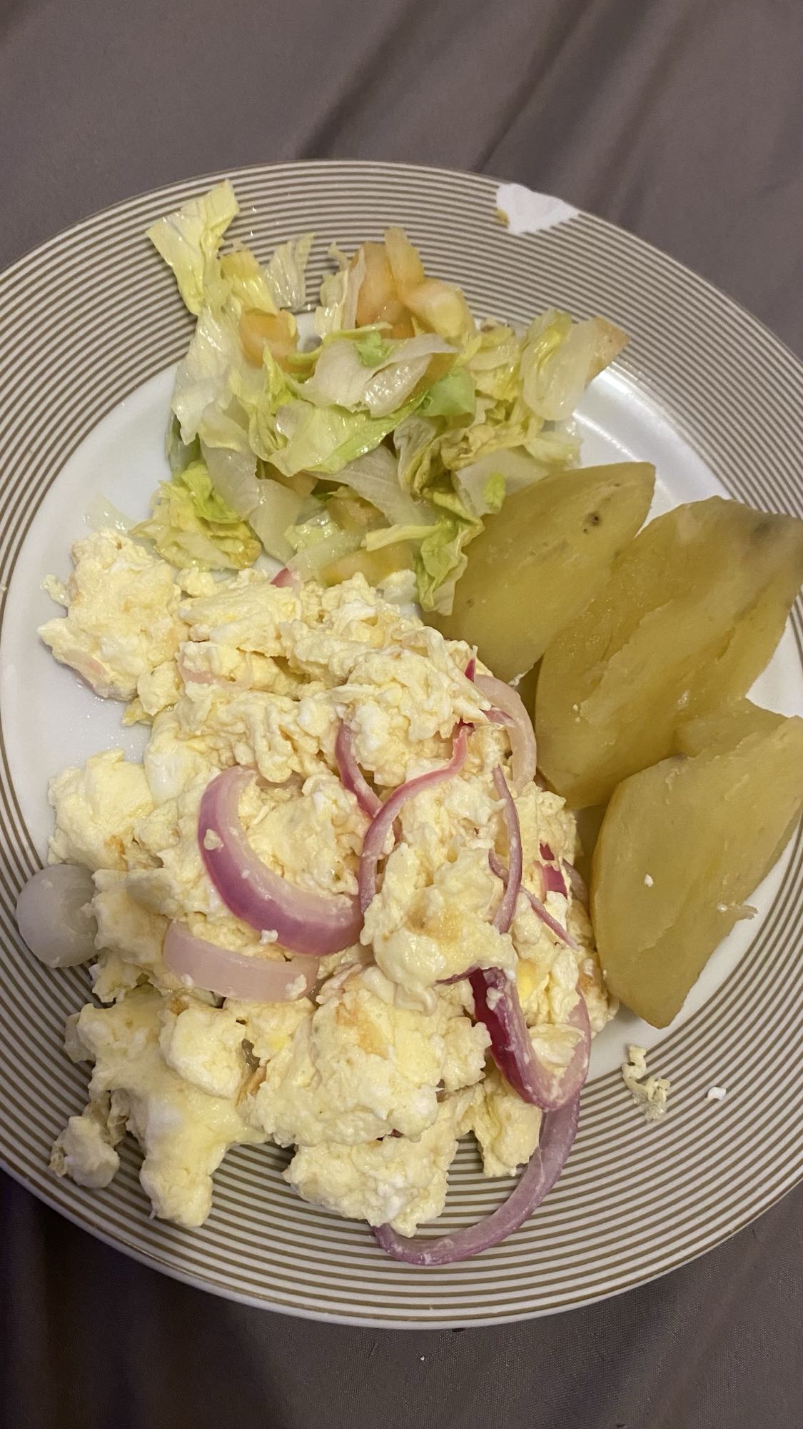 Huevos con ensalada y papa
