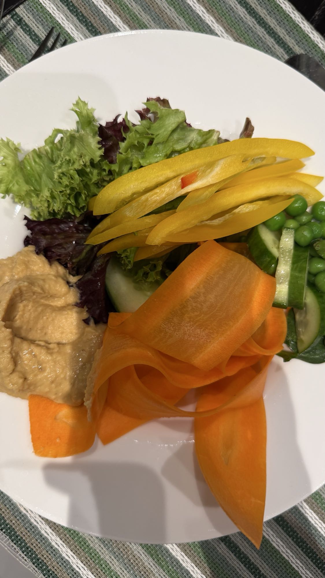 овощной салат с хумусом