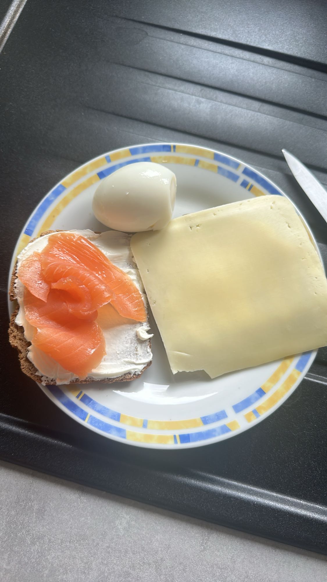 Ontbijt met zalm en ei