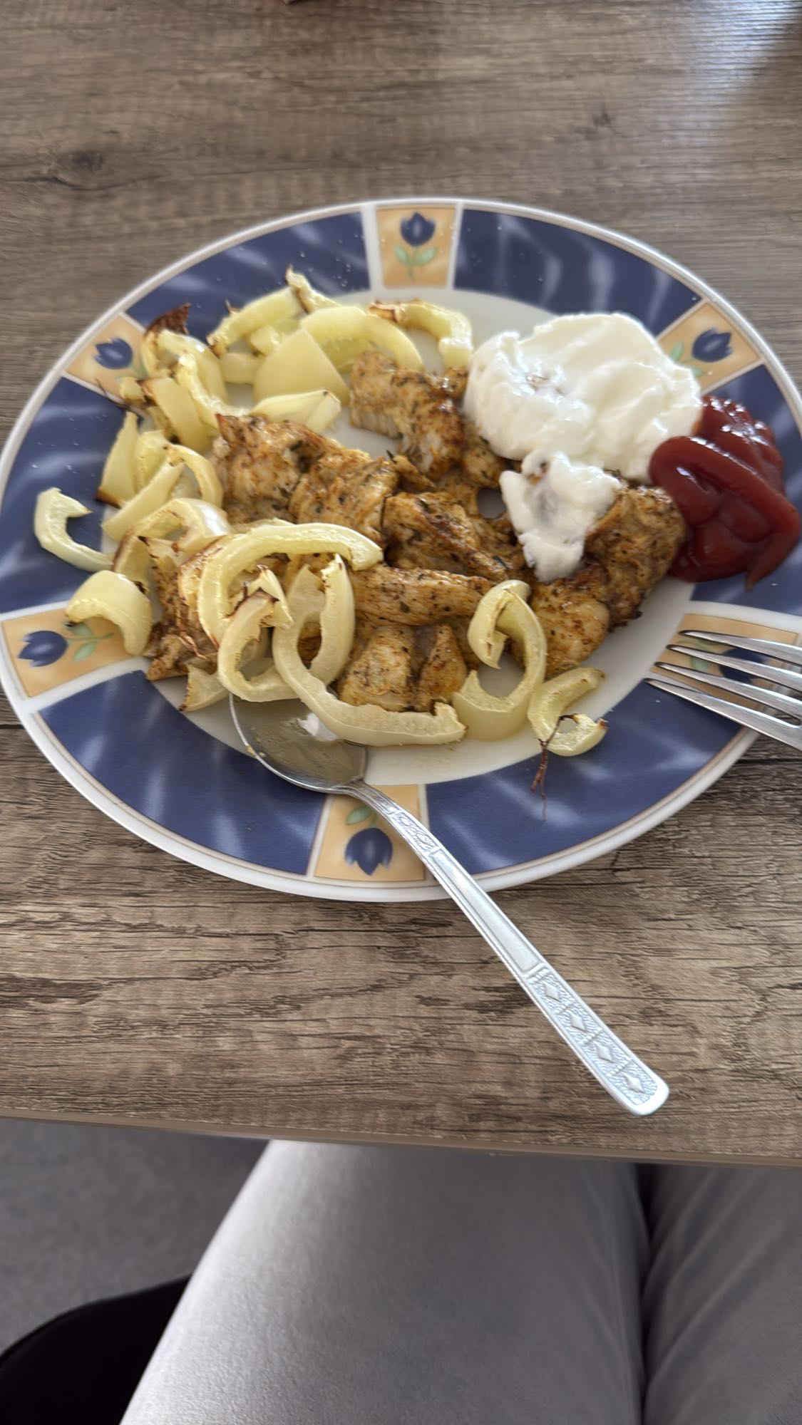 Kurczak z warzywami i sosem