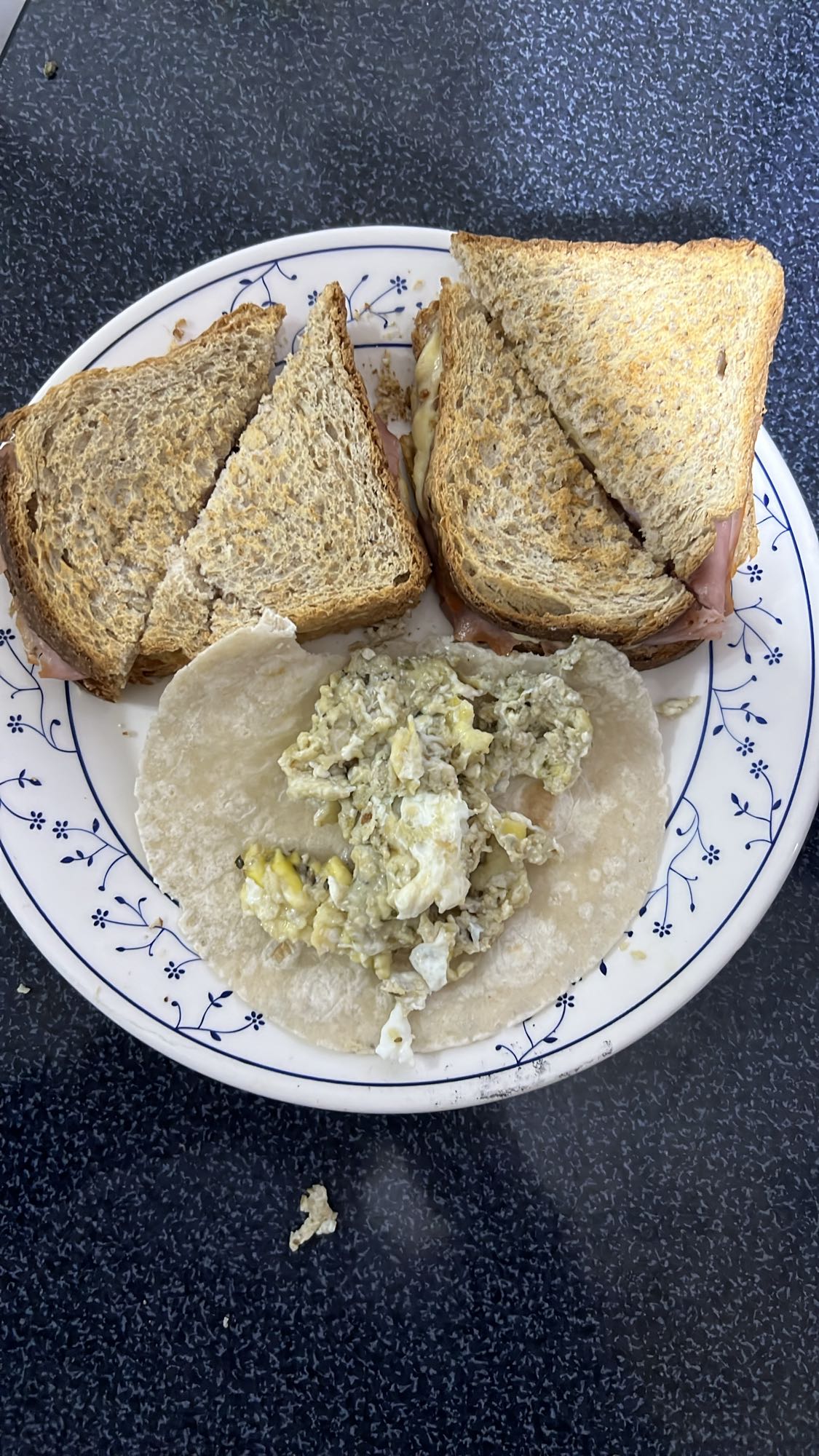 sándwich mixto y taco huevo